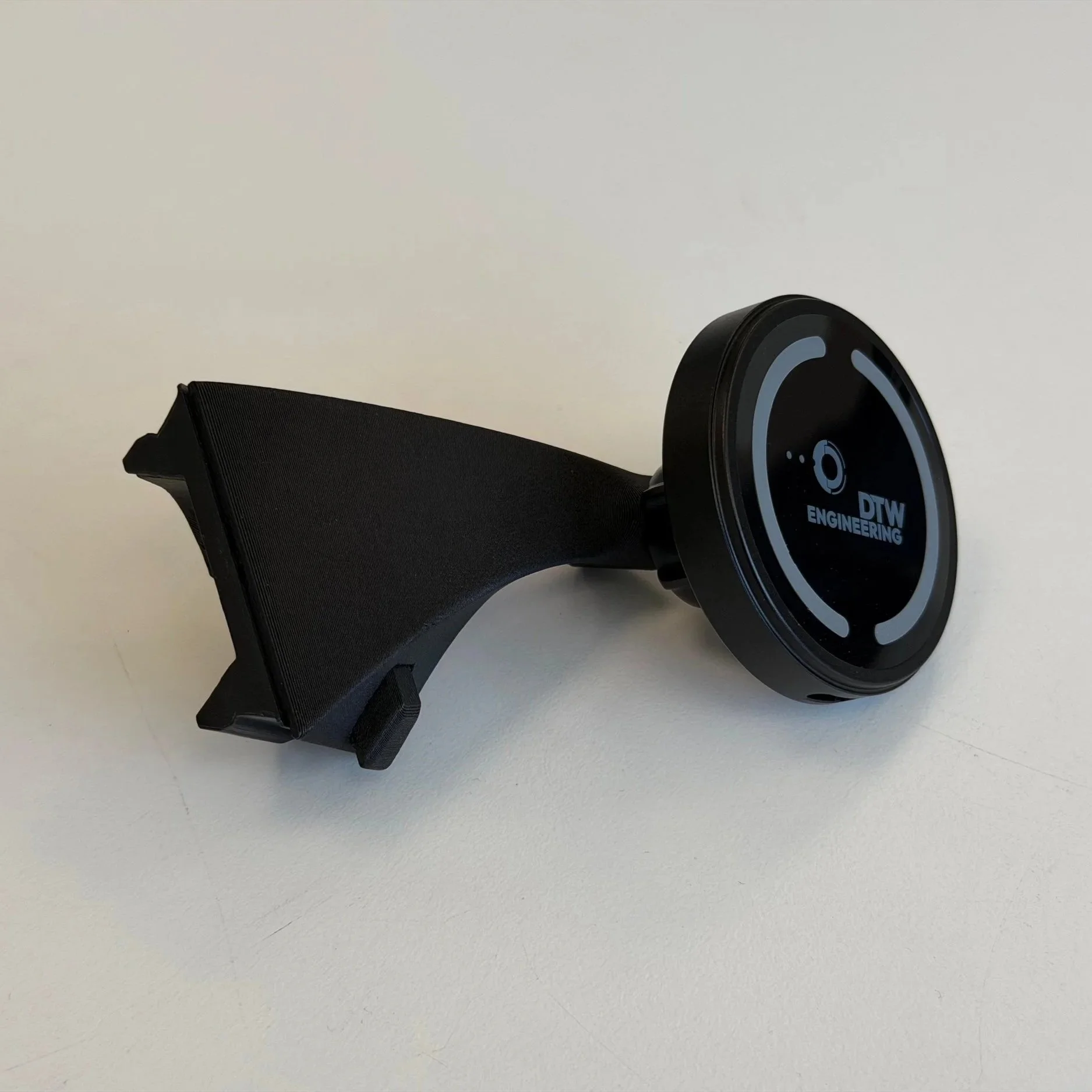 Smartphonehalter+Porsche+Taycan+Handyhalter+DTW+Engineering+5.jpg