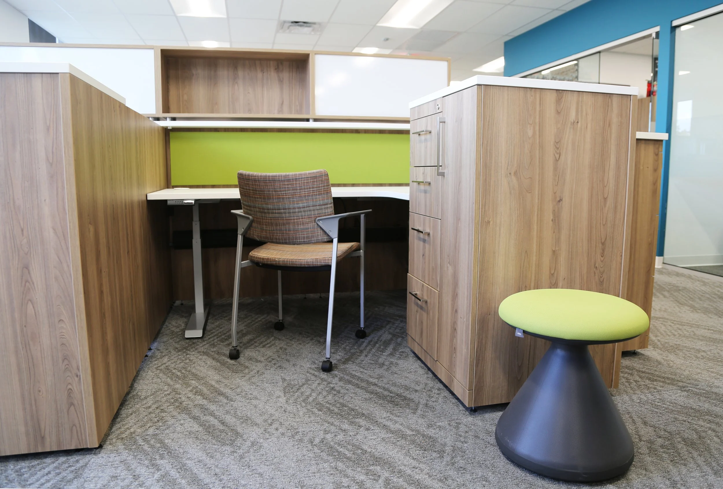 Singe sit-stand workstation desk with lime green accent and lime green bench