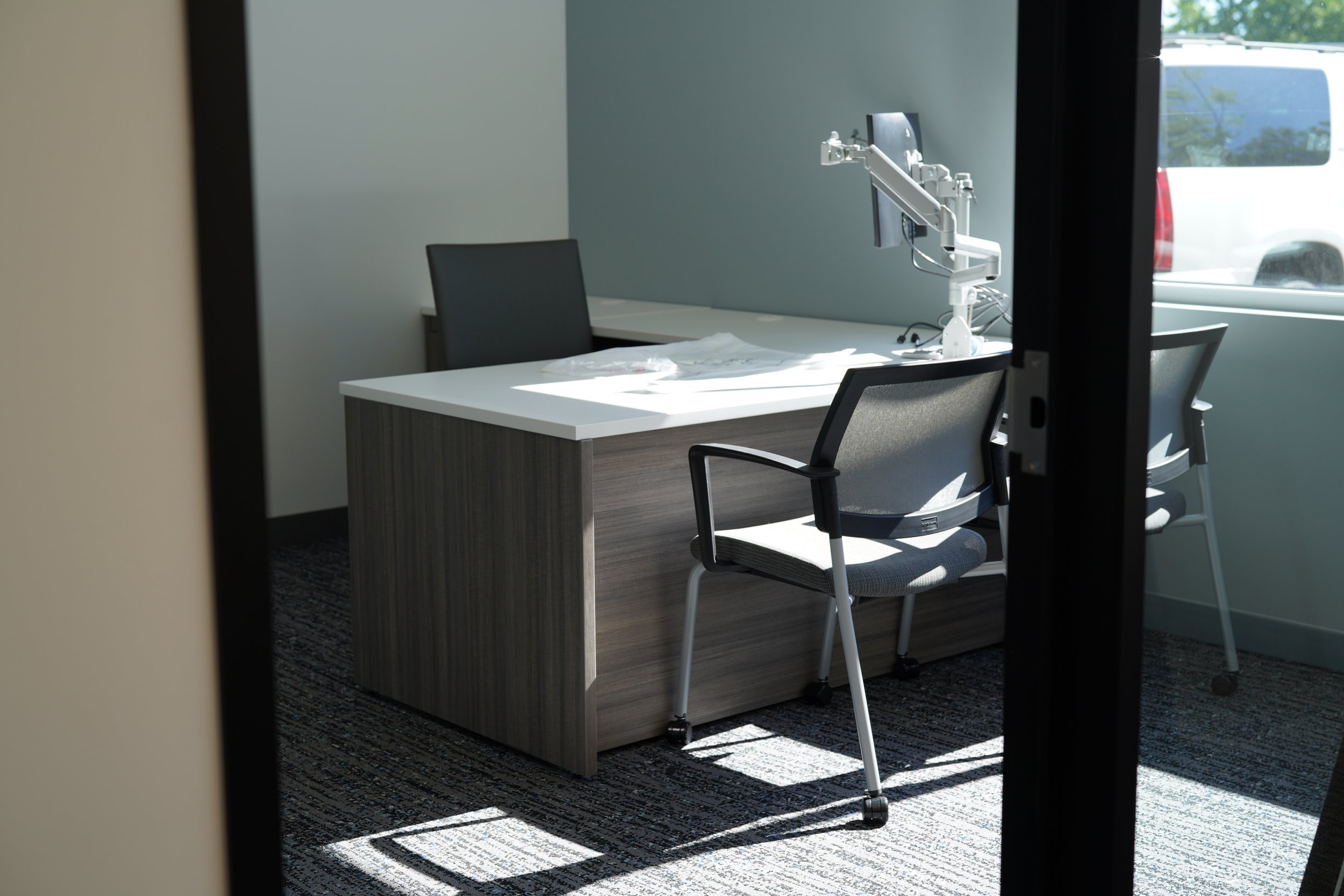 CED - GRAPHITE AND WHITE - L SHAPE - SIT STAND - PRIVATE OFFICE 3.JPG