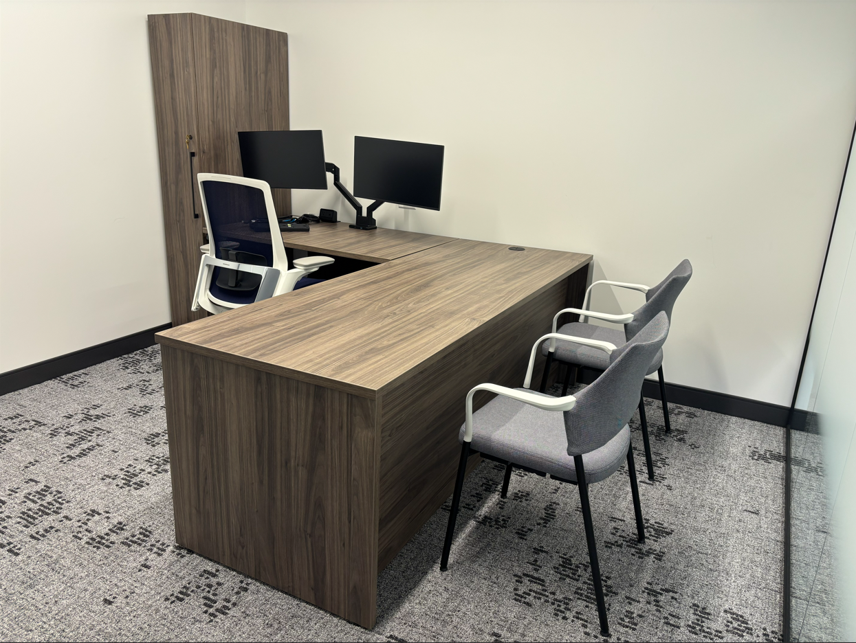KOMORI - WALNUT - L SHAPE - SIT STAND - FULL MODESTY - GUEST CHAIRS - PRIVATE OFFICE 2.png