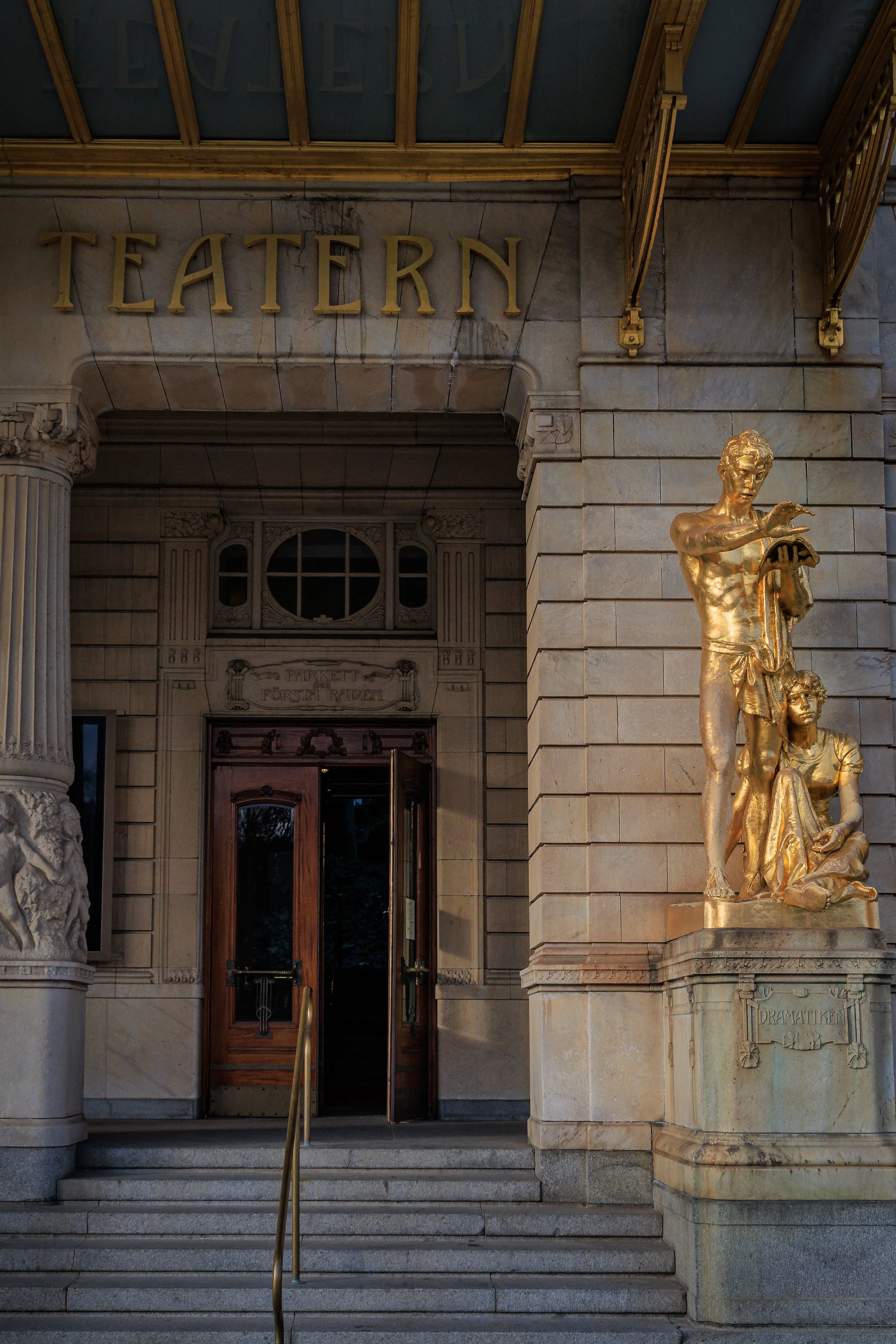 Kungliga dramaten, Stockholm, 1/640 at f / 8 ISO 400, 32 mm