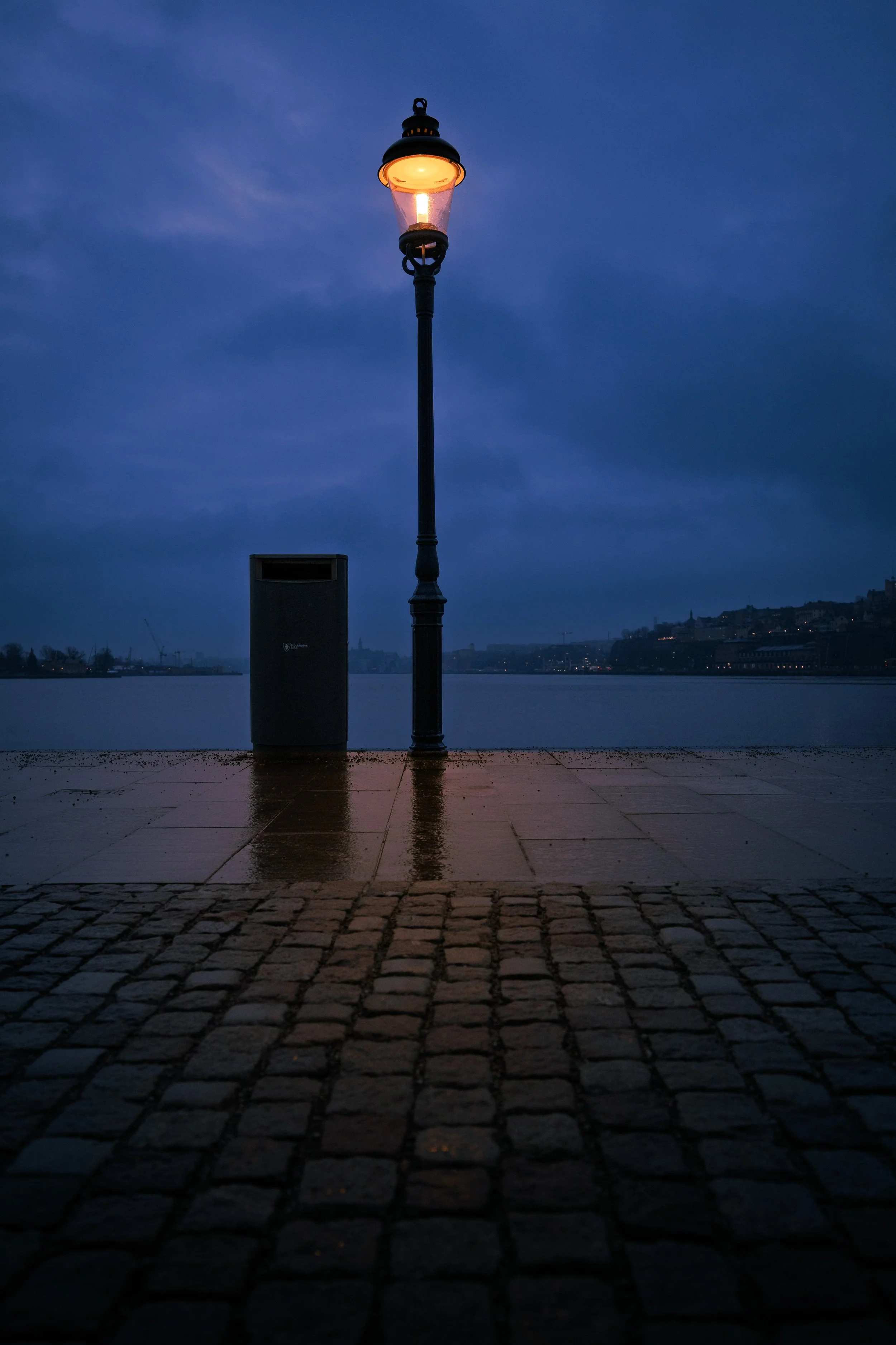 Skeppsbron, Stockholm, 1/640 sec at f / 4 ISO 1000, 29 mm