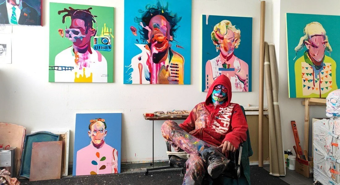 Künstler Maxim Fomenko vor seiner Kunst