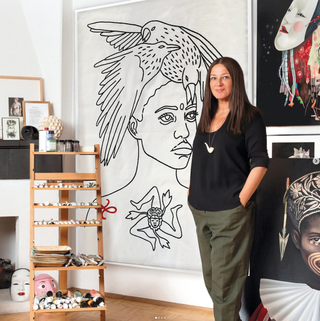 Tanja Hirschfeld in ihrem Atelier vor Kunstwerken