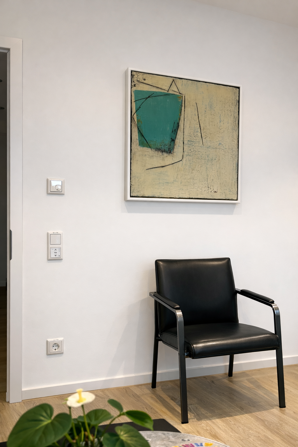 Wartezimmer eines Notariats mit einem Kunstwerk