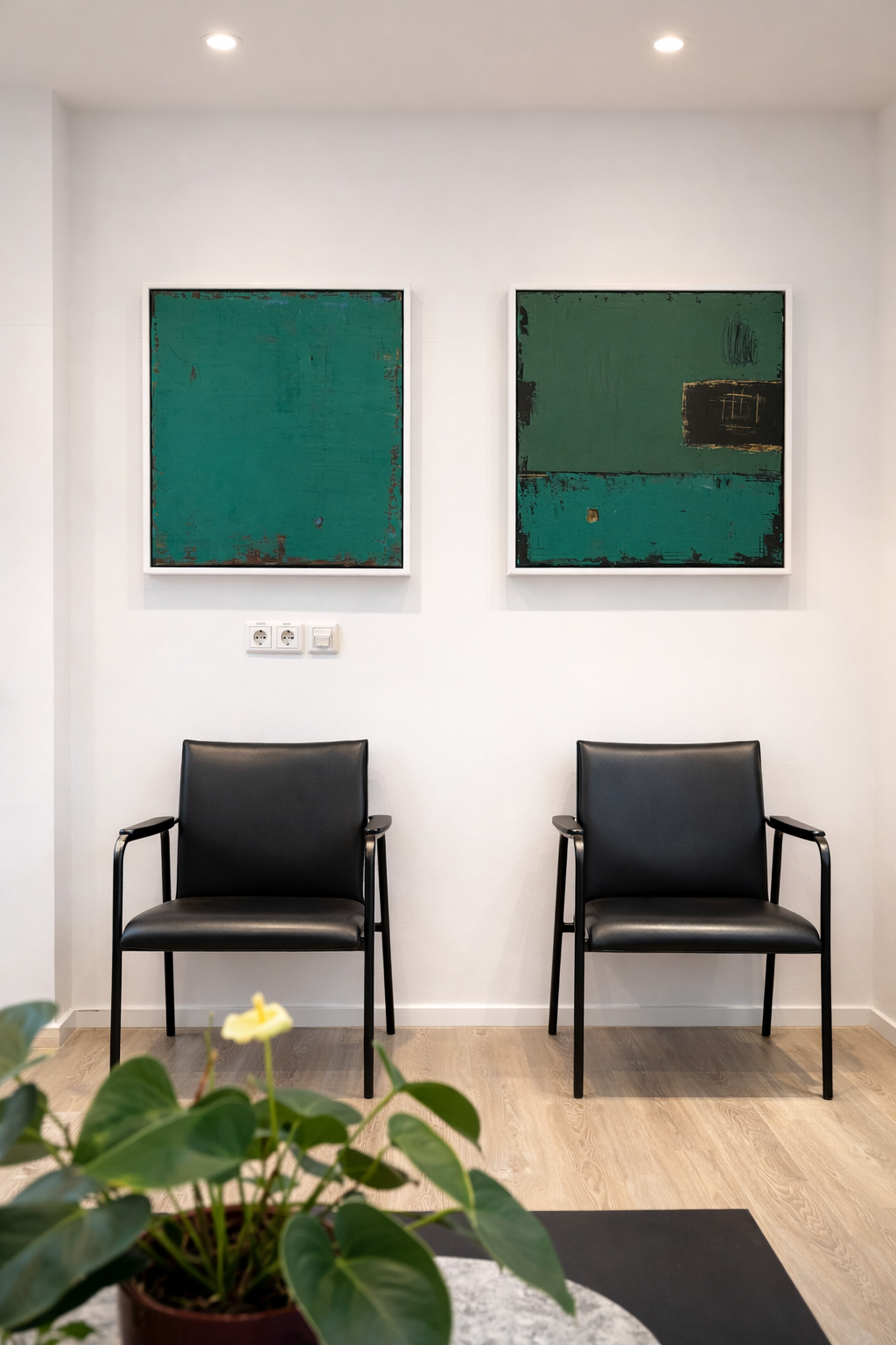 Wartezimmer eines Notariats mit zwei Kunstwerken