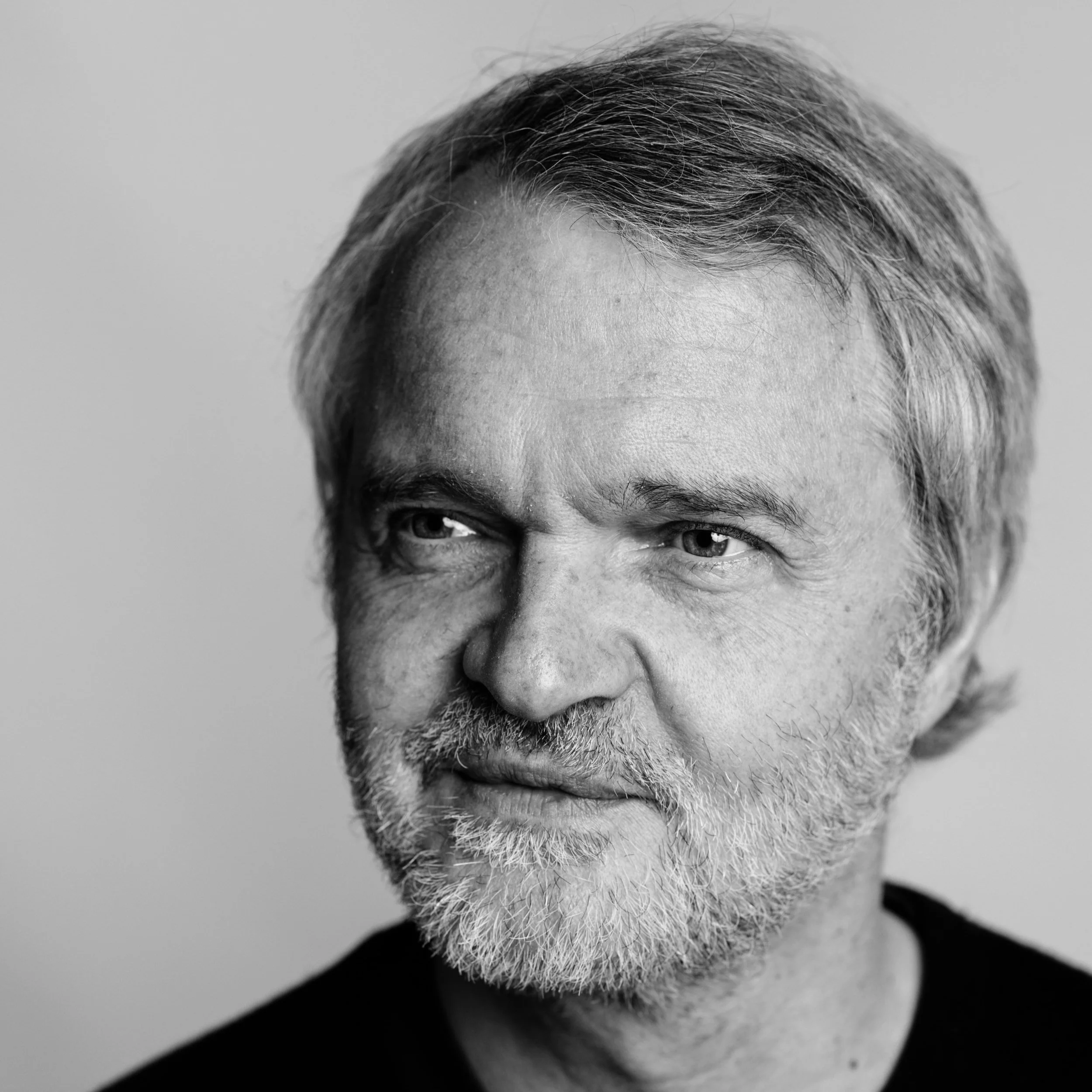 schwarz-weiß Portraitfoto des Künstlers Igor Paasch