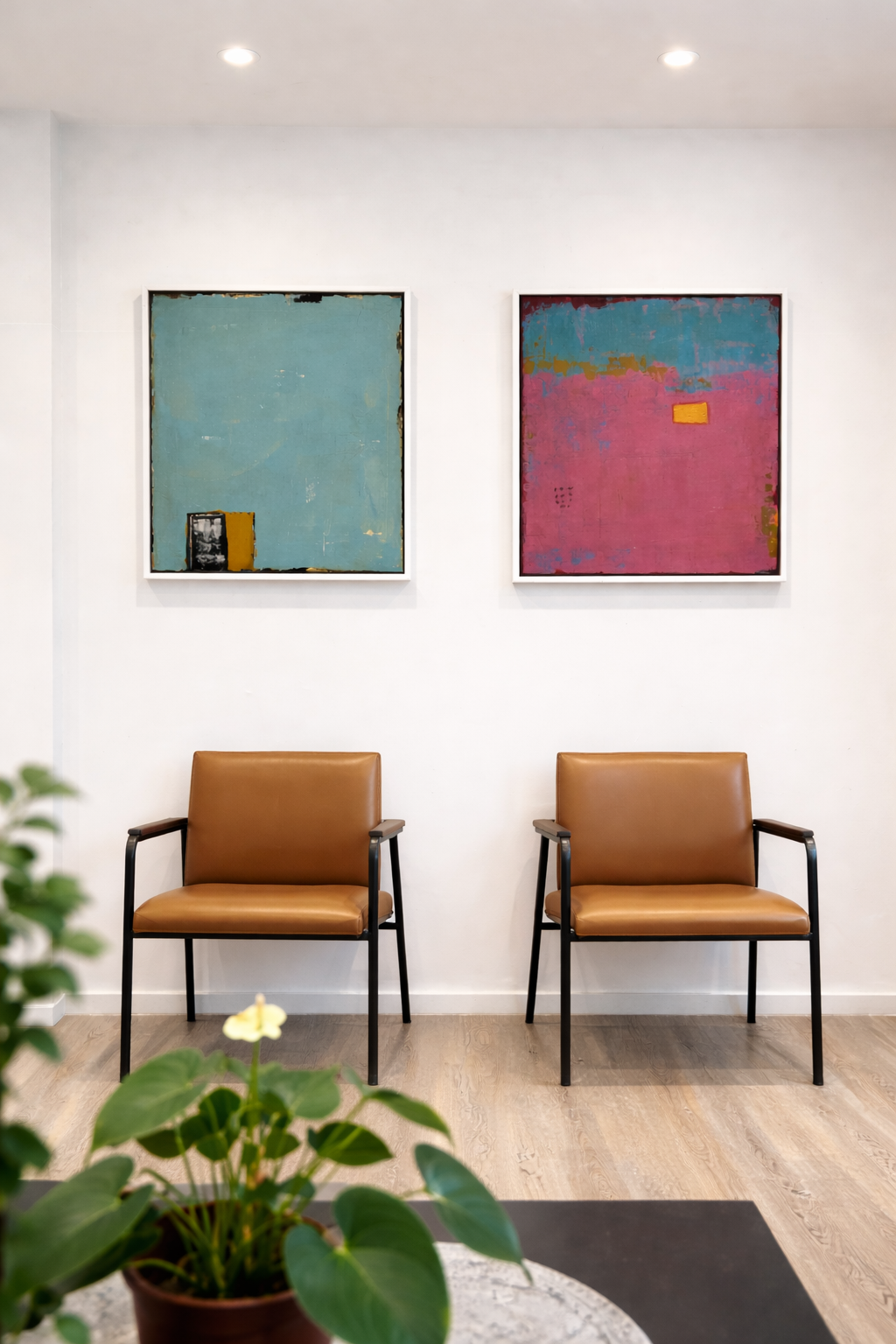 Wartezimmer eines Notariats mit zwei Kunstwerken