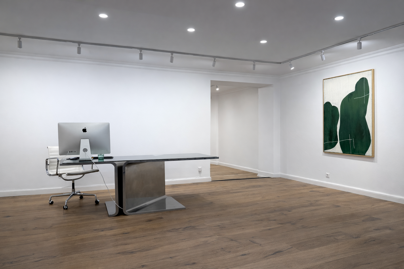 Ein Schreibtisch und ein Kunstwerk in der IAB Gallery Düsseldorf