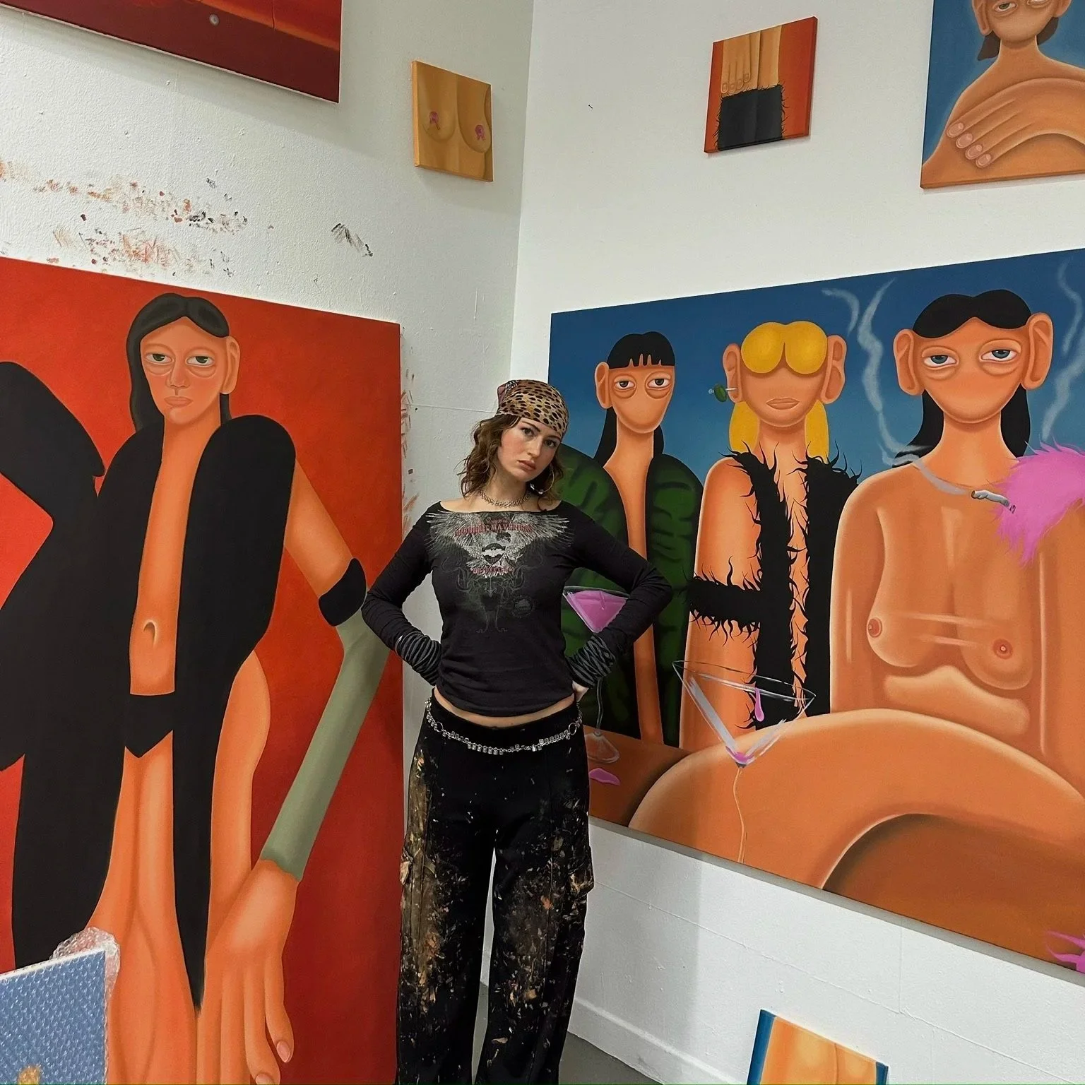 Künstlerin Lori-Ann Urbanski steht vor ihren Kunstwerken