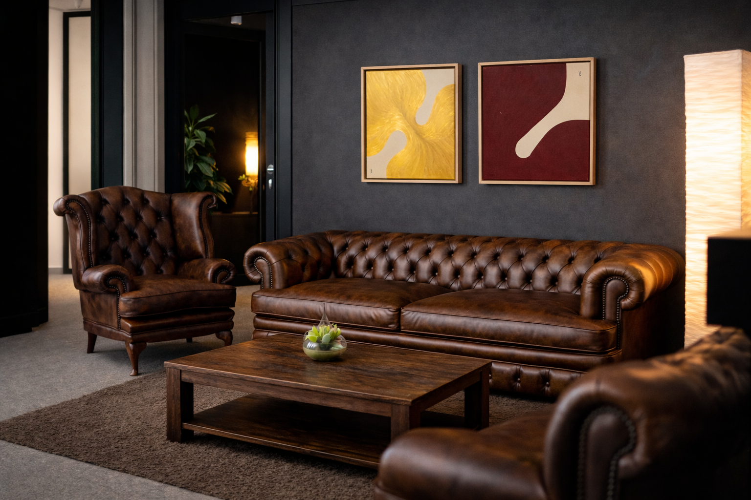 Besprechnungszimmer eines Büros mit zwei Kunstwerken über dem Sofa