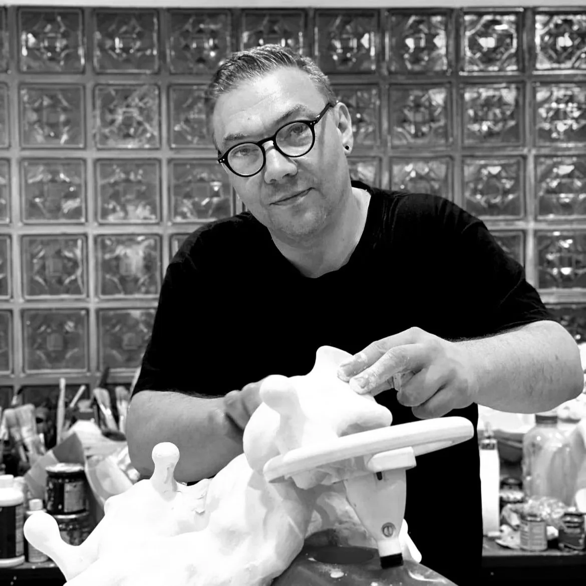 Portraitfoto des Künstlers Pe Hagen in seinem Atelier