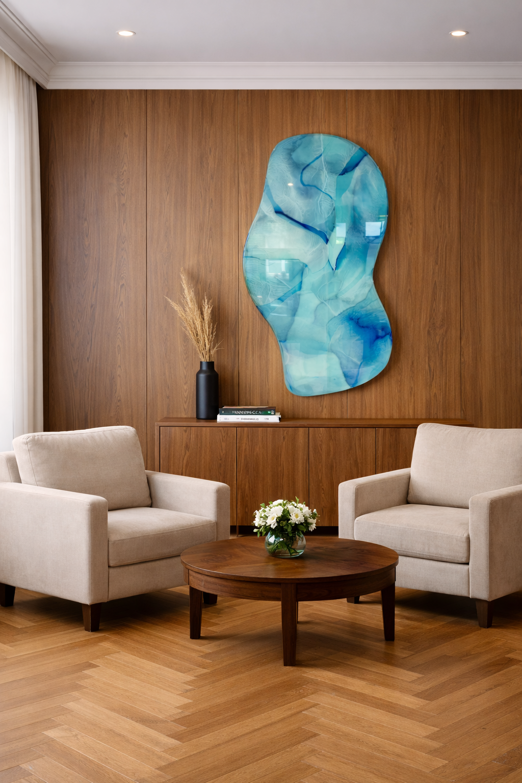 Büro mit zwei Sesseln und einem Kunstwerk in der Mitte