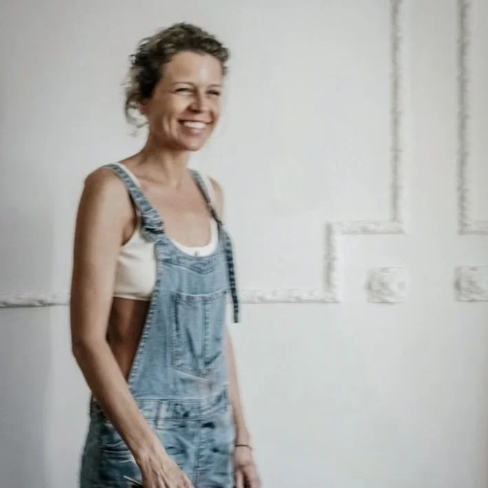 Noemi Carpu in ihrem Künstler Atelier