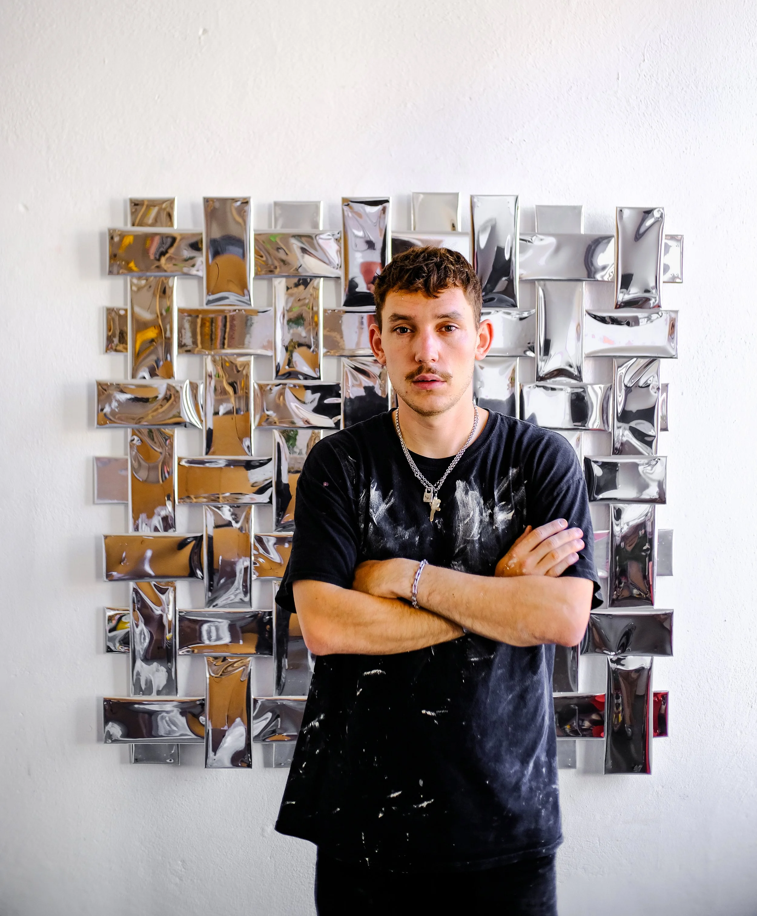 Künstler Johannes Ehemann steht vor seinem Kunstwerk