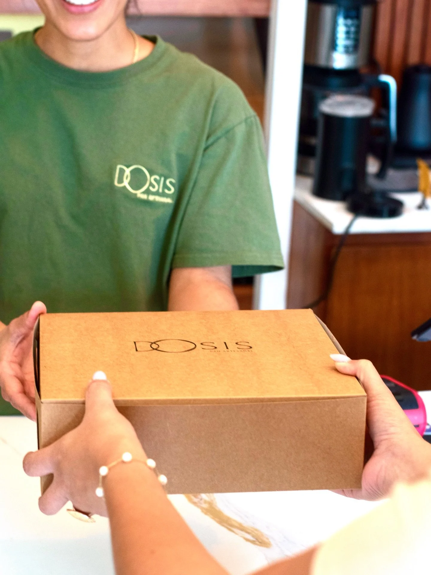 La experiencia de tu marca no termina en la cocina, termina en las manos de tus clientes. 👋✨

Ese momento en el que tu cliente recibe su pedido es clave. Un empaque resistente, limpio y con estilo dice mucho m&aacute;s de lo que crees: le dice que t