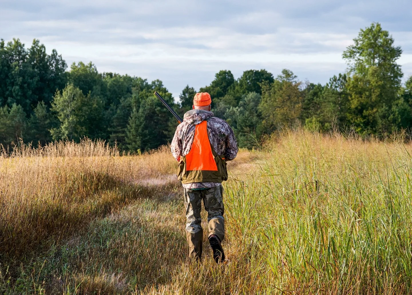 The colors of this session just scream fall to me. The bright hunters orange, the beige and faded grass of the fields, the overcast sky&hellip; what a vibe. 

🏷️ thundering aspens, hunting club, outdoorsmen, hunting photoshoot, nomi