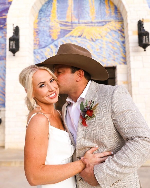 Our bride wanted a fall western look for her bouquet and we are loving it🍂💌