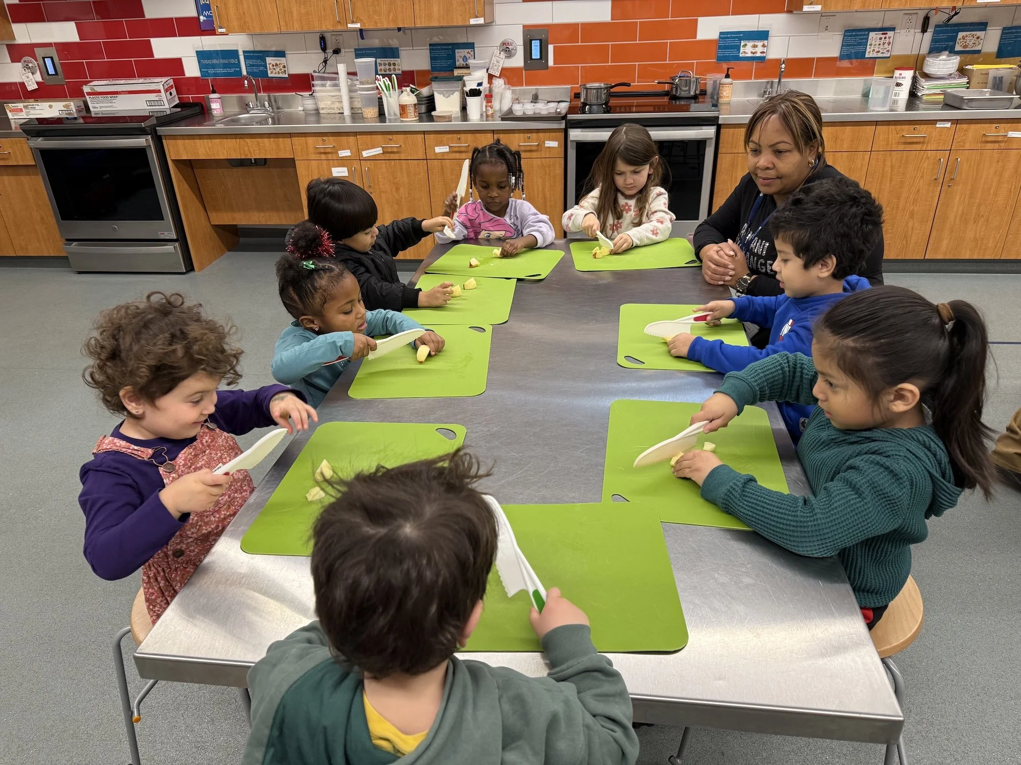DC Bilingual students learn about nutrition and food safety.