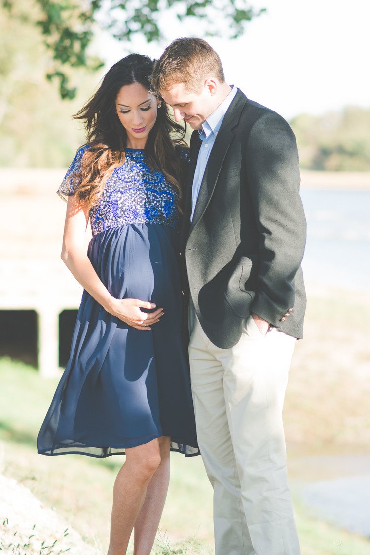 Maternity photography at the lake A serene family moment captured amidst nature's beauty.jpg