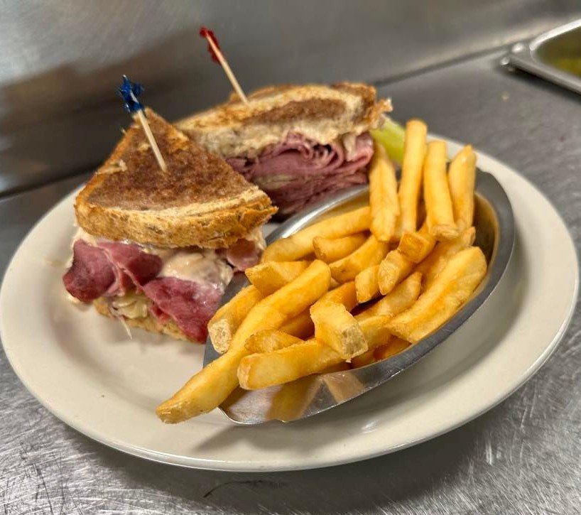 It's not just a Reuben - it's 𝗛𝗼𝗹𝗹𝗲𝗿𝗯𝗮𝗰𝗵'𝘀 𝗥𝗲𝘂𝗯𝗲𝗻𝘀𝘁𝗲𝗶𝗻! Succulent, hot lean corned beef, melted Swiss cheese, our Haus Sauerkraut and homemade Thousand Island dressing stacked on grilled marble rye. Served with Pommes (fries) an