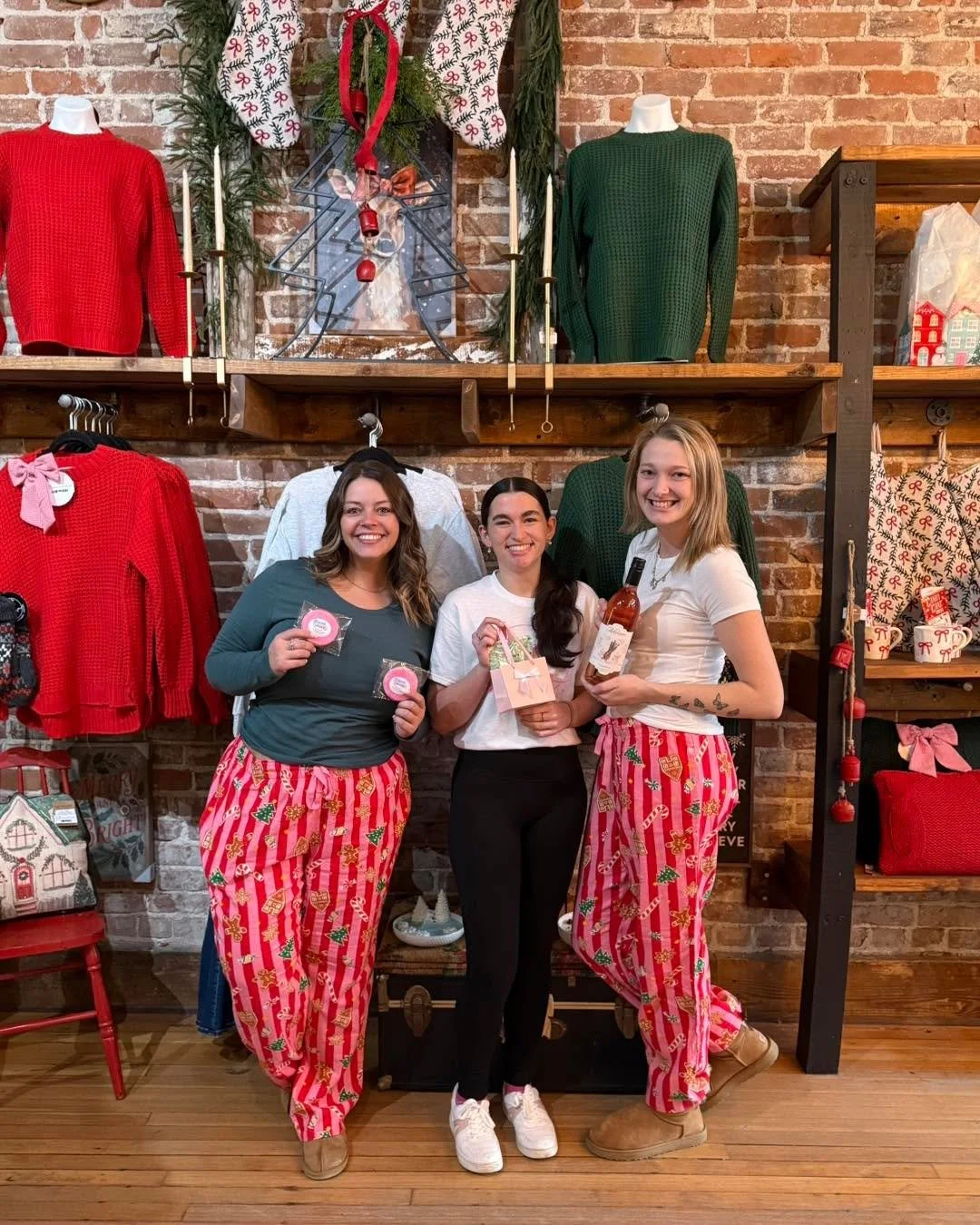 🎅 Go visit some of the best girls ever today + take advantage of all the holiday deals they are having, I did! @dustedcharm 

#shopsmall #shoplocal #christmasshopping