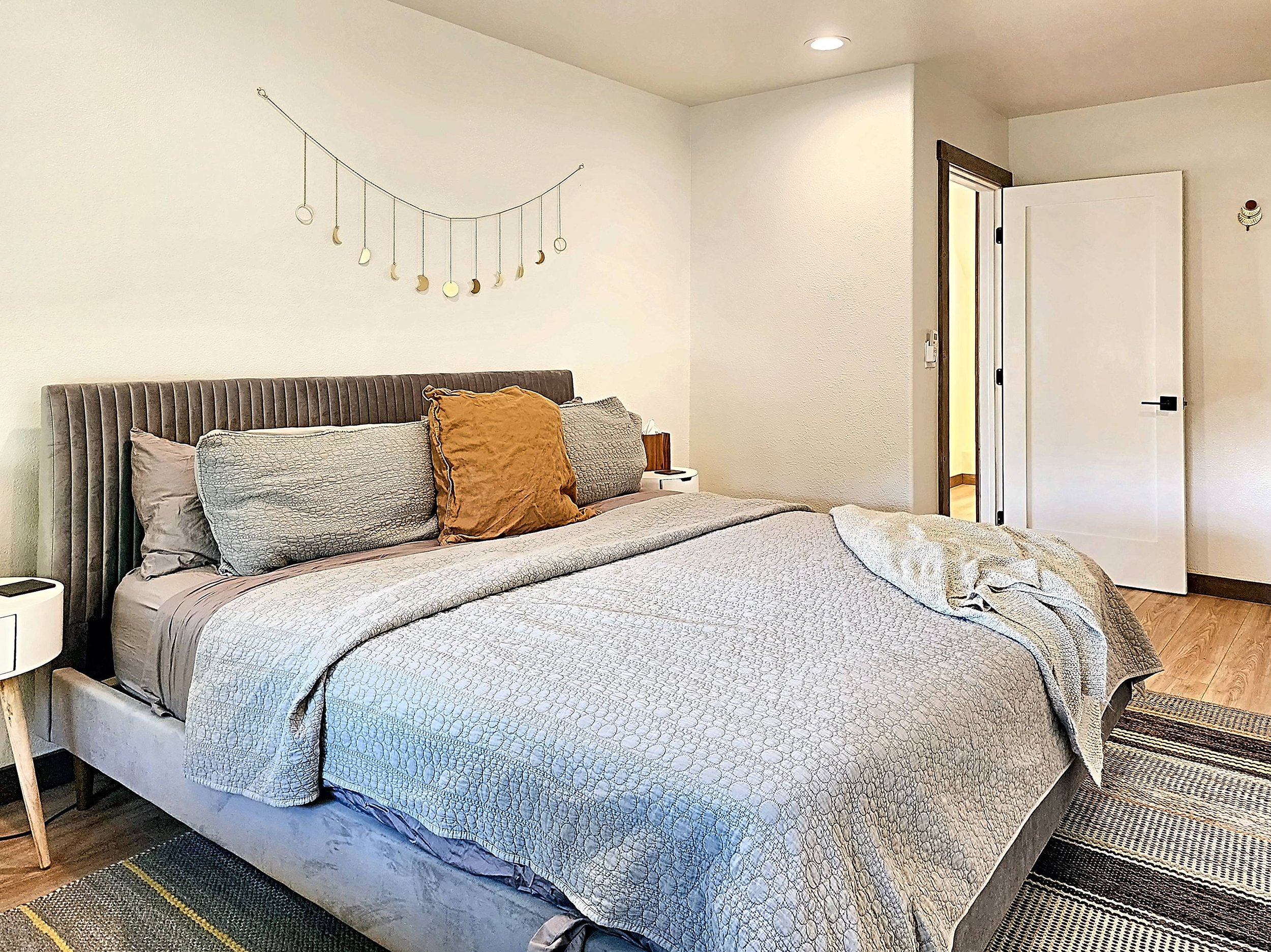 Stay the Weekend (Fri 4 PM to Sun 2 PM - In a shared house, breakfast included, saltwater pool)