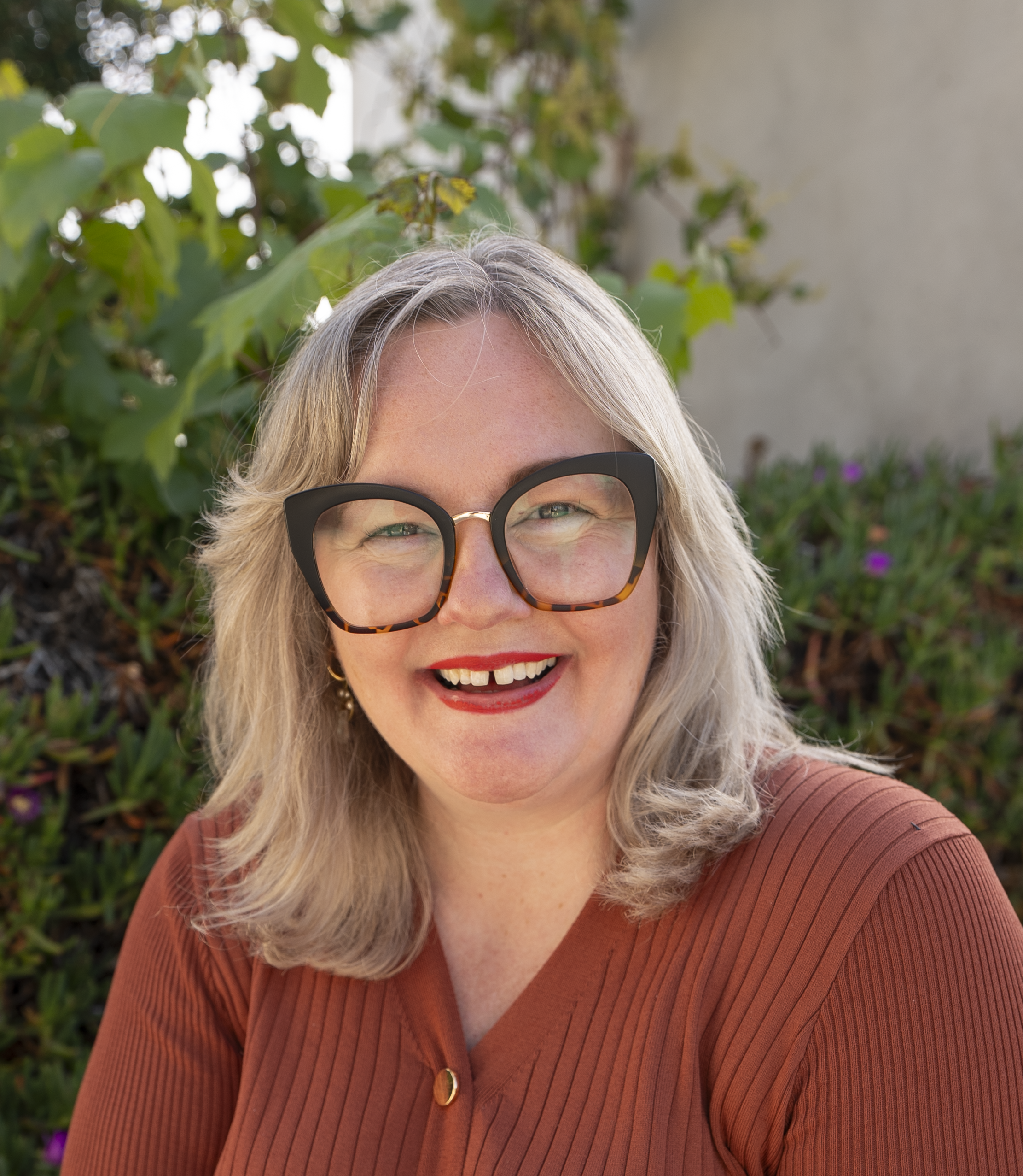 Gemma Saunders is a GAICD-qualified board director, former senior executive in an ASX 50 organisation, and an award-winning business owner. Gems (she/her) is the founder of Workplace Edit, a consultancy focused on shaping better workplace experiences