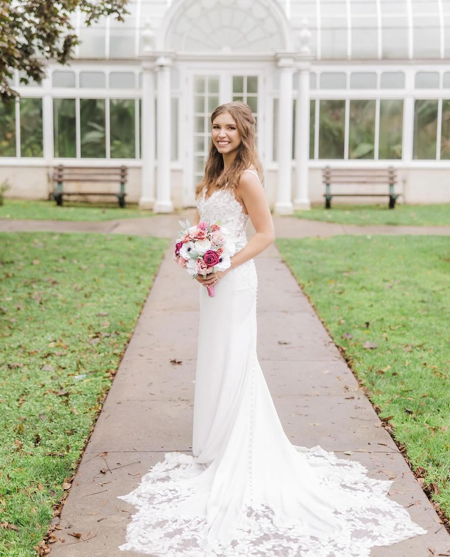 All in our feels this Monday morning 🥹🤍✨
~ We love when our brides post and send us pictures of their special days! If you&rsquo;re a past Martellen&rsquo;s bride, send us your pictures, we would love to post you!

#martellensbridalboutique #chicag