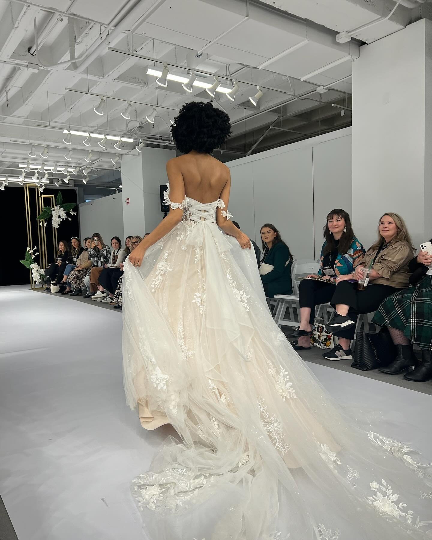 Still thinking about #chicagobridalmarket ✨🤍✨
~ I mean, how could we not when @maggiesotterodesigns puts on the most fabulous runway show?! 

#martellensbridalboutique #chicagolandbridalboutique #midwestbridalboutique #weddingdress #sayyestothedress