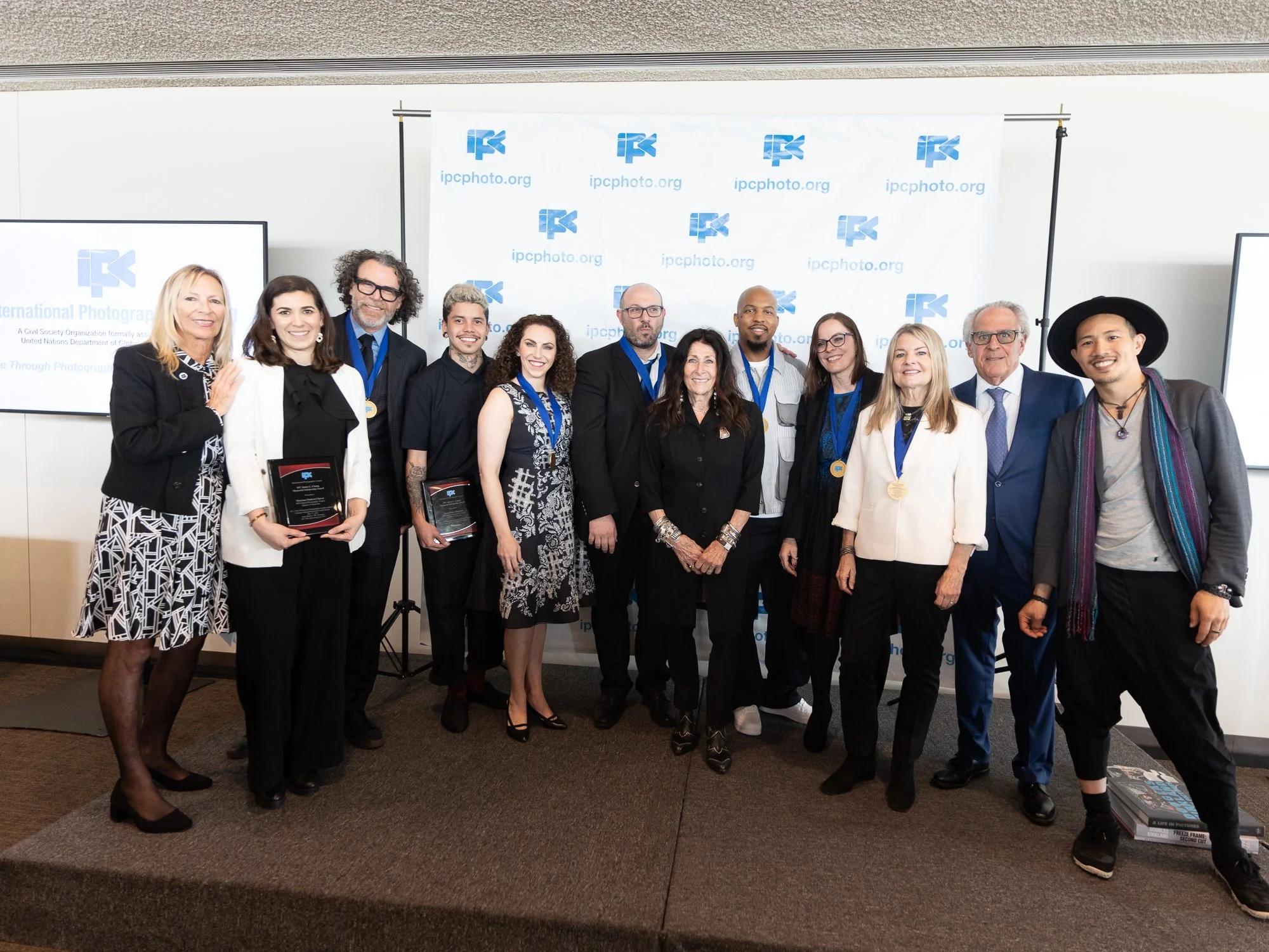  (left to right) IPC Vice President Kathy Jello, Mariana Otalora Chavez, Peter Hurley, Lucas Brito Drumond, Lindsay Adler, Jordan Rathkopf, Francoise Kirkland, Shotti NYC, Anna Rathkopf, Deanne Fitzmaurice, IPC President Andy Marcus, Benjamin Von Wong. Photo credit: @fredmarcusstudio_Juan. 