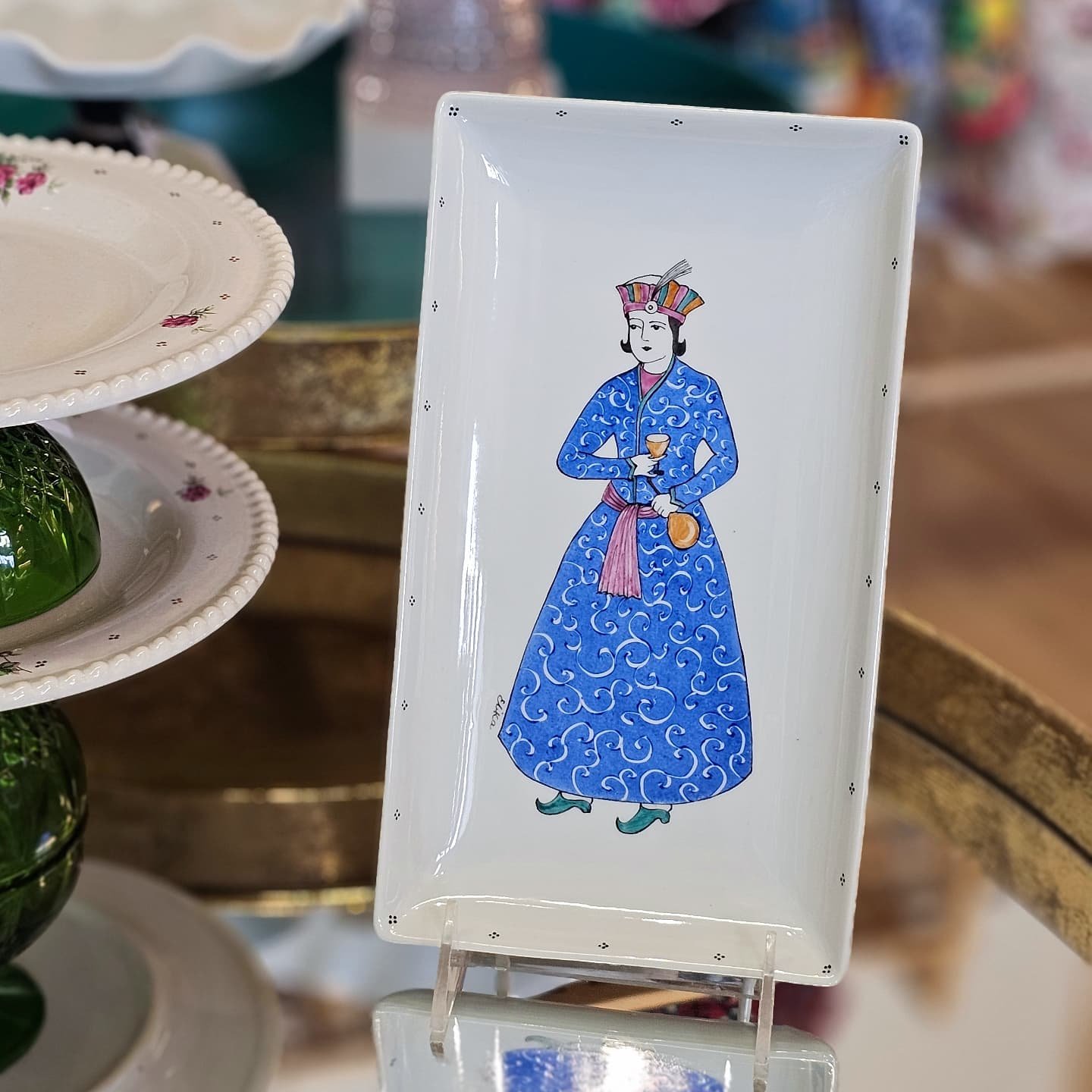 Fully Hand painted Qajar Characters on porcelain ✨
Painted by Elika @handpaintedbyelika
ظروف چینی نقاشی شده با دست
قابل شستشو در ماشین ظرفشویی
To explore Elika's servingware & platters, visit our website at diyar.store, navigate to the Dining