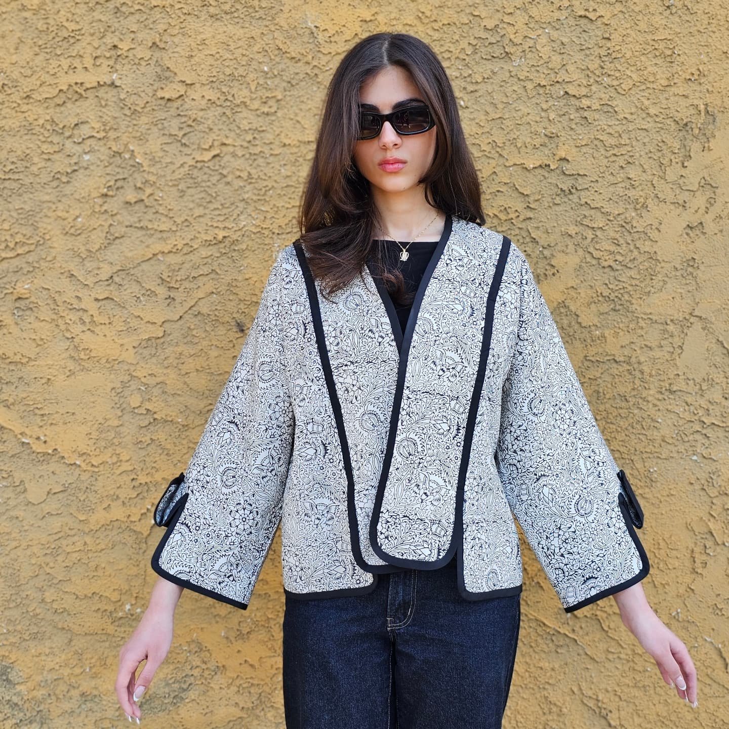 Ghalamkari Black & White coat 🤍
⚡Persian Artistry, Unique & Authentic Hand crafted pieces⚡
Visit us at our store in Woodland Hills, CA or shop online through WWW.DIYAR.STORE 🛒🛍️
We ship to US 🇺🇲 & Canada 🇨🇦
کانسپت استورِ دیار