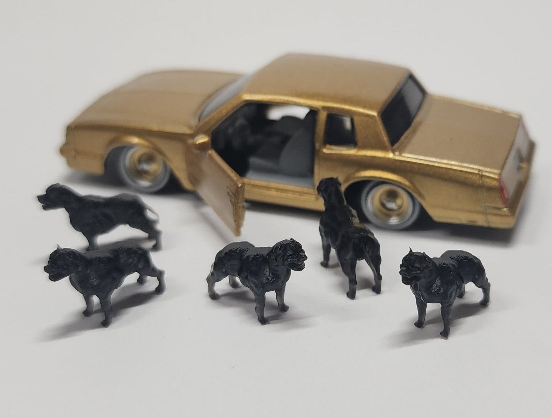 Figures: Dogs - Pitbulls