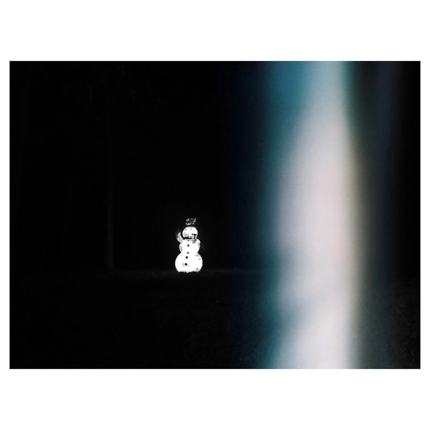 ⛄️ light leak love 

#minimalism 
#snowman