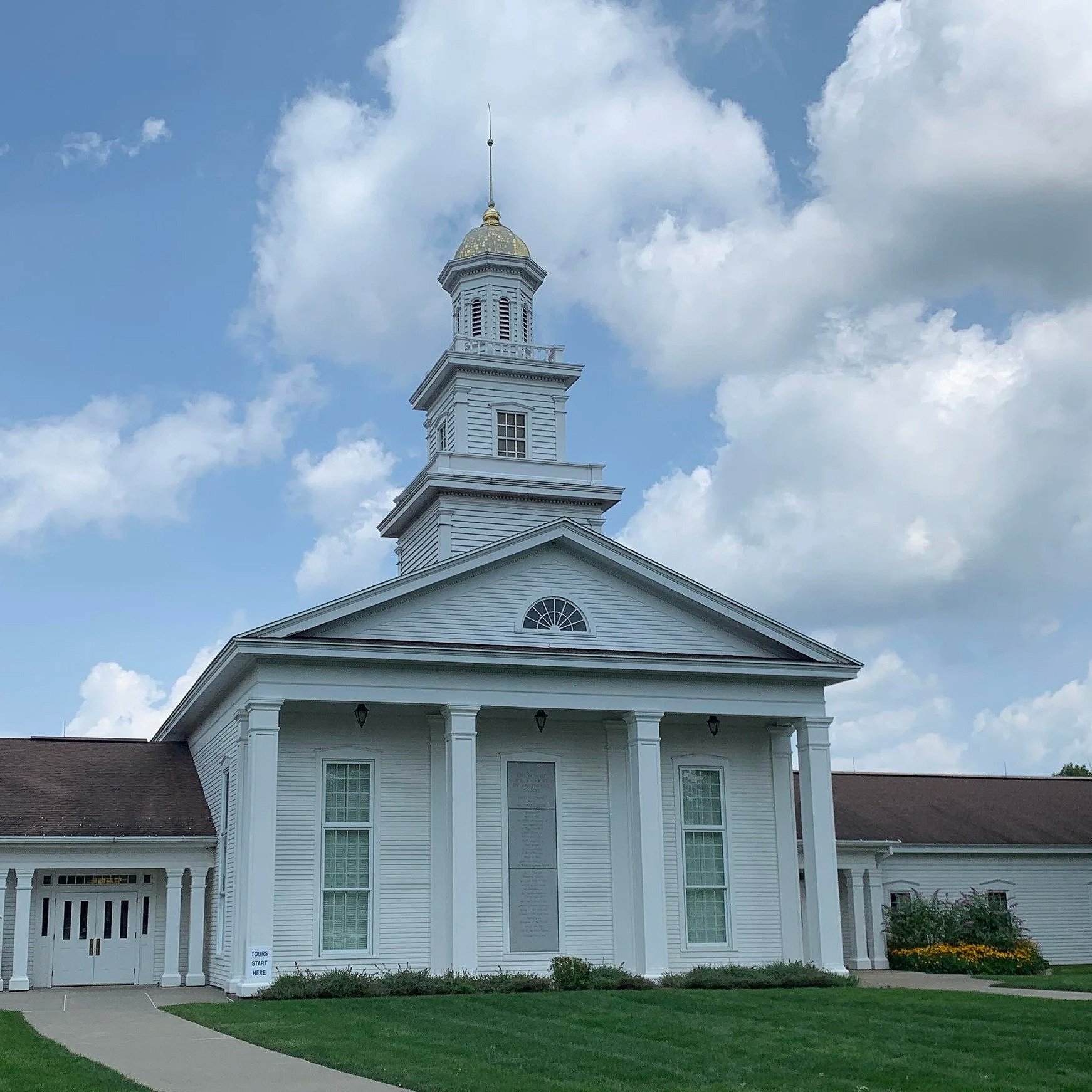 Whitmer_Farm_meetinghouse.jpg