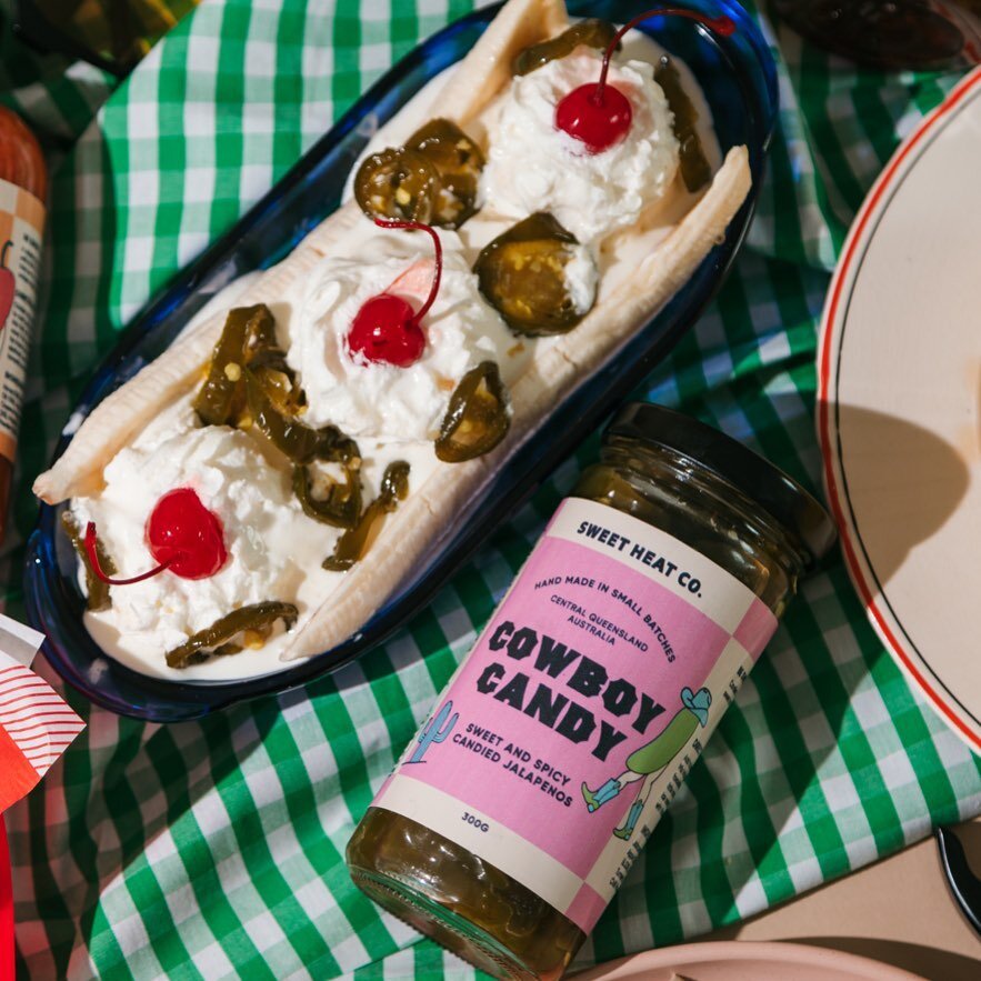 Candied jalape&ntilde;os on a banana split might me the most controversial food combination since pineapple on pizza 😆🍦🍍🔥

#cowboycandy #candiedjalapenos #icecreamsundae #spicy #sweet #smallbusiness #handmade #smallbatch
