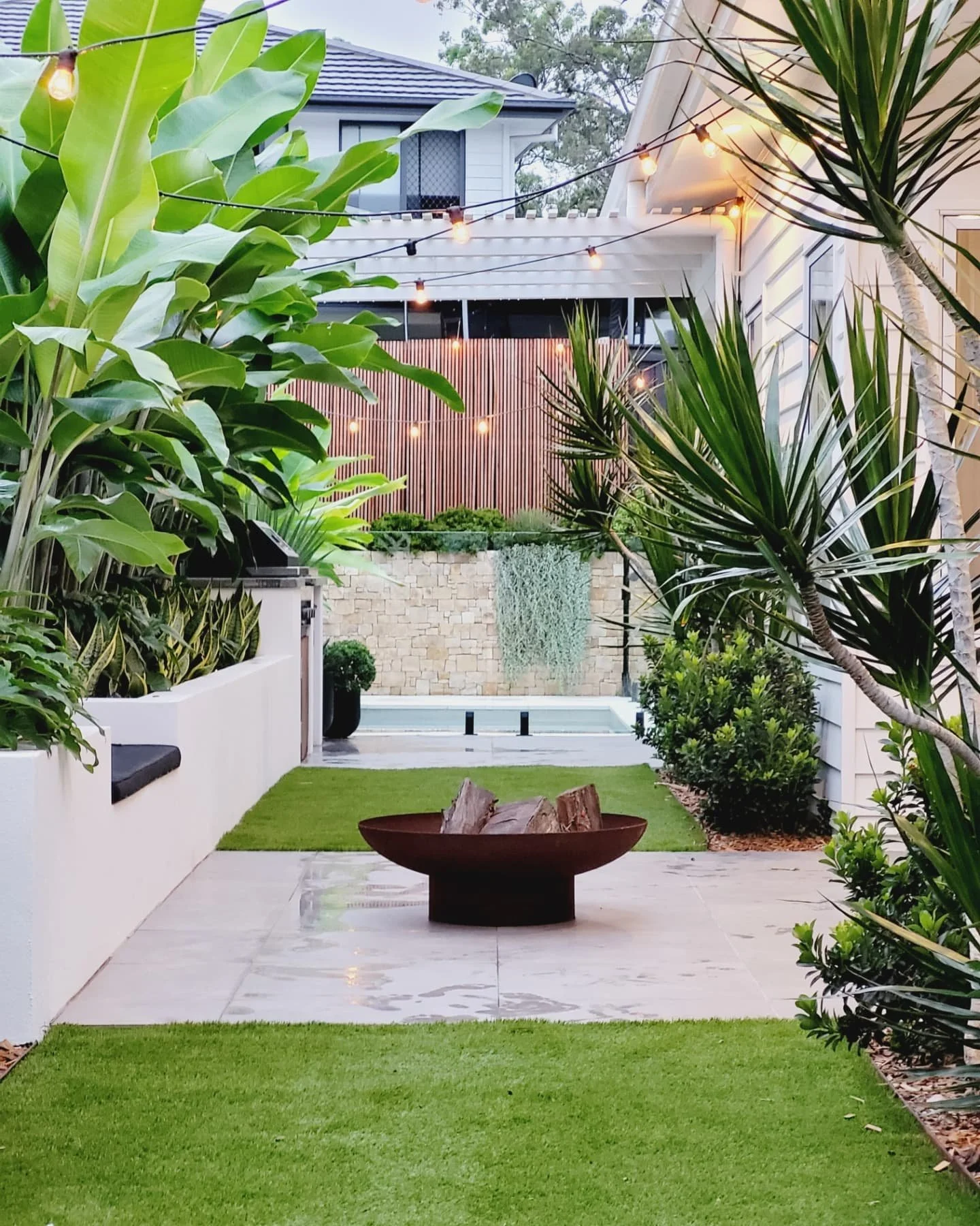 I do miss my old garden. All the work done here was done by myself apart from the carpentry @maherbuild 
#stonecladding #stonework #breezblocks #bbq #alfresco #Garden #plants