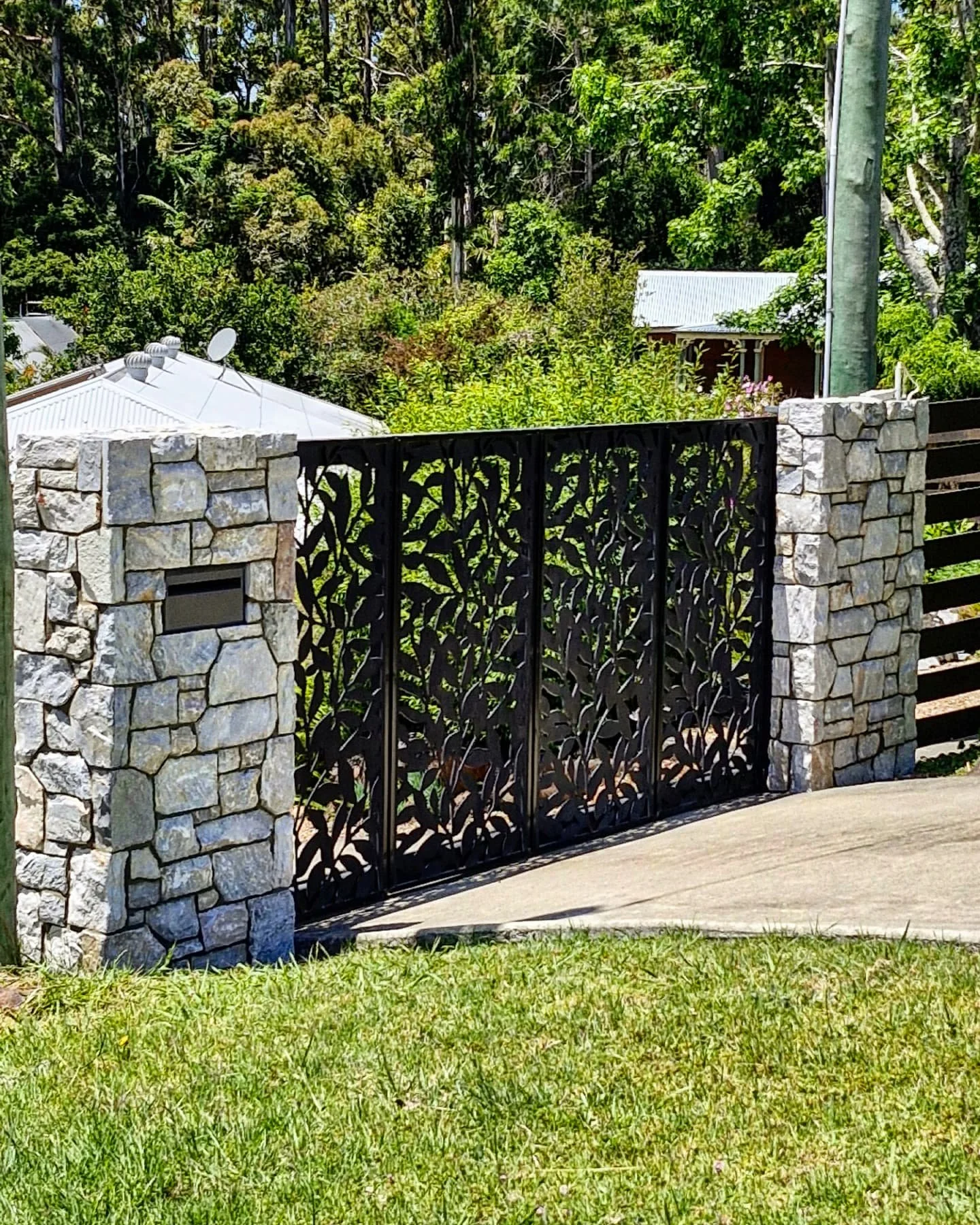 What a difference I love this stone from @stoneandtilestudio 
#stonework #stonecladding #stonebuilding #stonemasonry #stonepillars