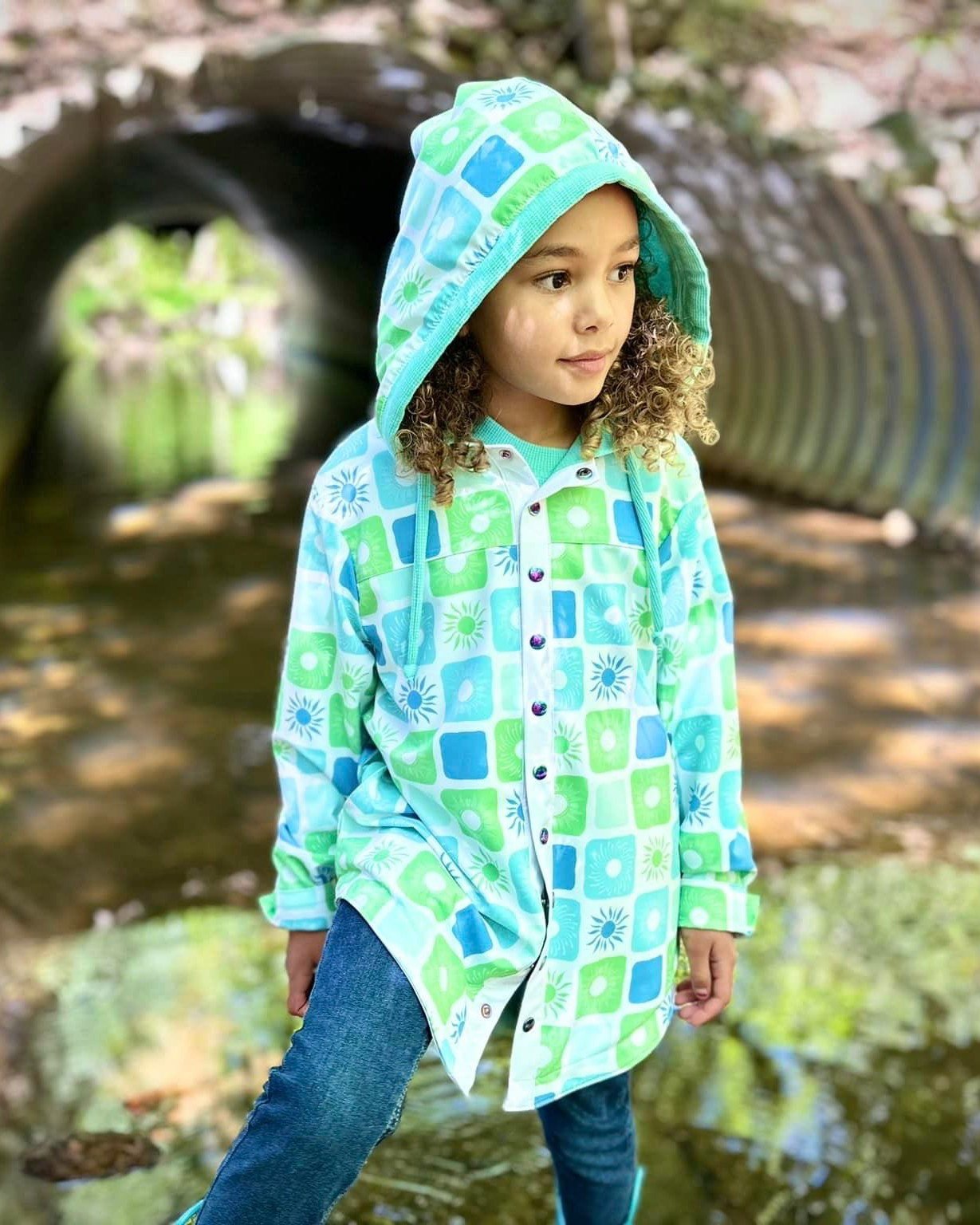 ooh what a stunning raincoat and photoshoot from @bygeorge.shop with my Utopia Summer Suns print design.

Fabric @carriagehouseprinteryfabric
Raincoat @bygeorge.shop
Print design @jacslade

#Jacslade #jacsladefabrics #carriagehouseprintery #handmade 