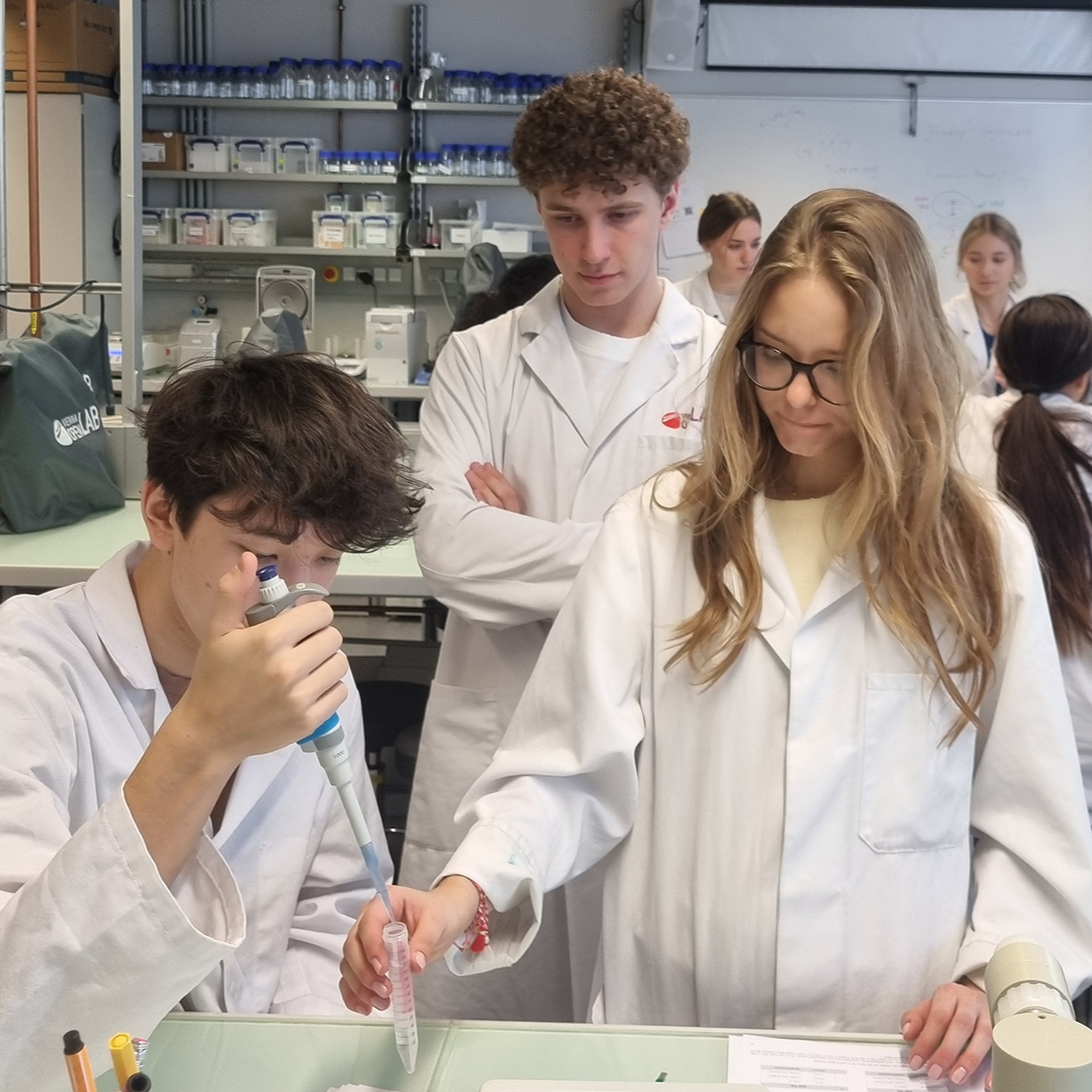 HS Biology students gain hands-on experience 