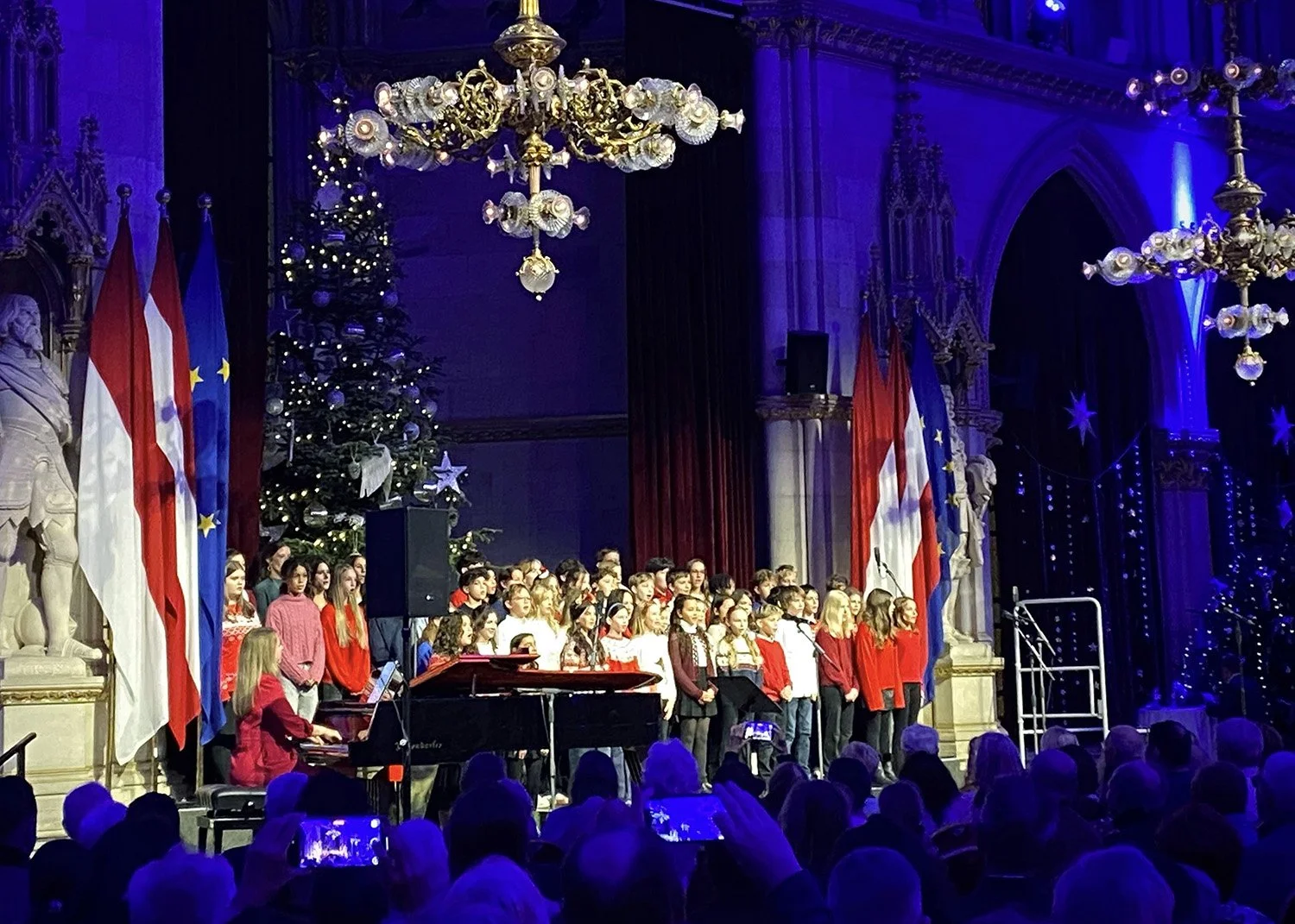 2025.12.13 - MS Choir Rathaus - b28839d8-a820-4154-89ba-0dd0b84d67cd.jpg