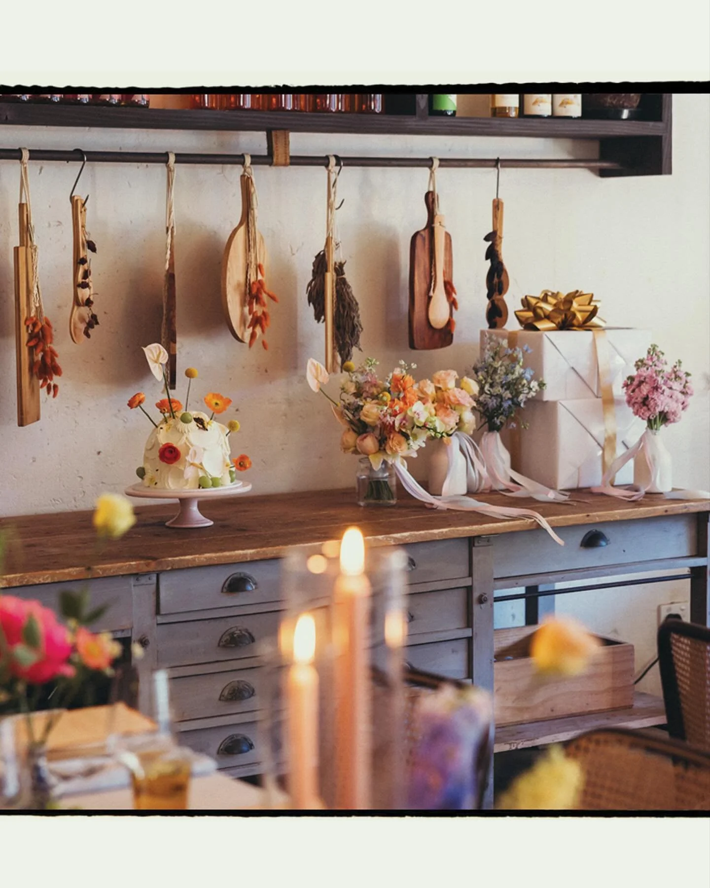 Frames for Emma &amp; Paul. Holy crap I impress myself sometimes... just look at all this gold. 
What a dream to shoot these blissfully smitten baked good loving lovers. 
Coogee Common 🤩 wow!
and those that fancied up the place: @studio.viola.perth 