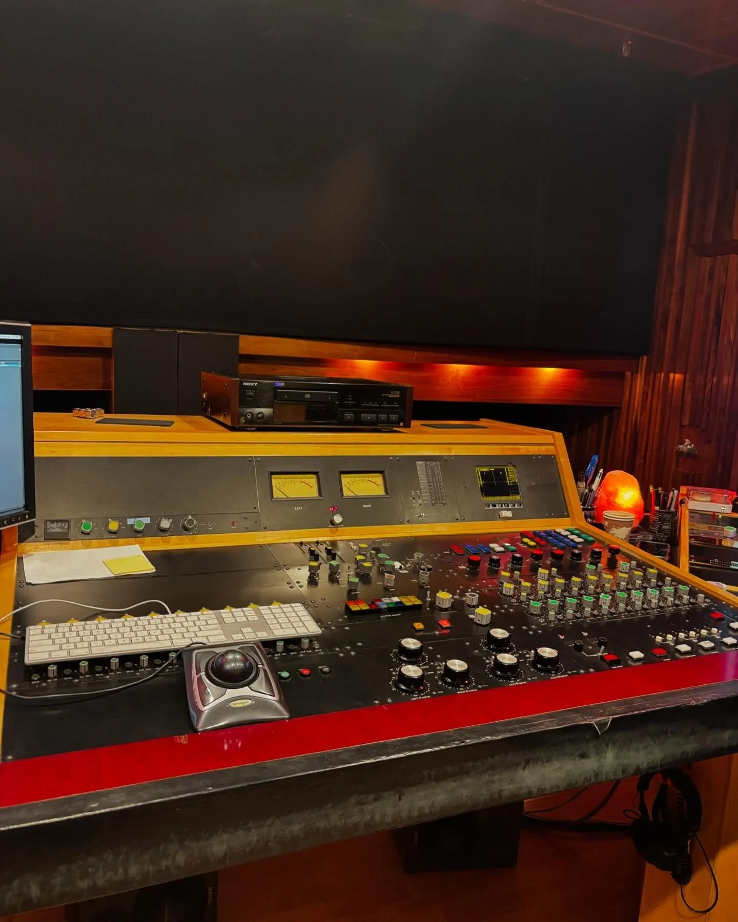 Spent this morning mastering a client&rsquo;s single at @berniegrundmanmastering w/ @masteredbymike. Amazing studio with a very kind, professional, and talented crew. It was such a pleasure to be in the room where so many of my favorite records were 