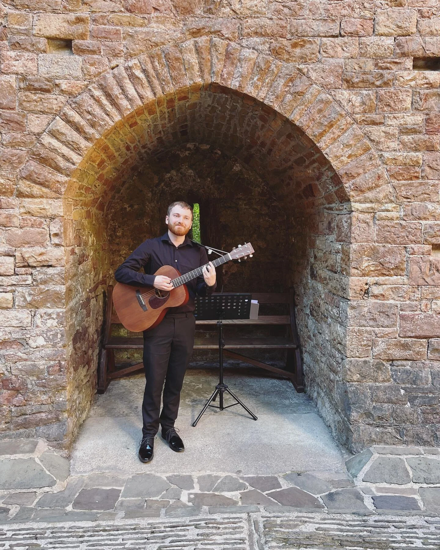 A beautiful and intimate solo wedding gig played @castellcoch for @rwcmd hire a performer  #jazz #sologuitar #jazzguitar #musician #fender #musicianlife #guitar #guitarist #guitarplayer #fenderguitars #ernieball #pickup #pickupjazz #guitarsdaily #gui