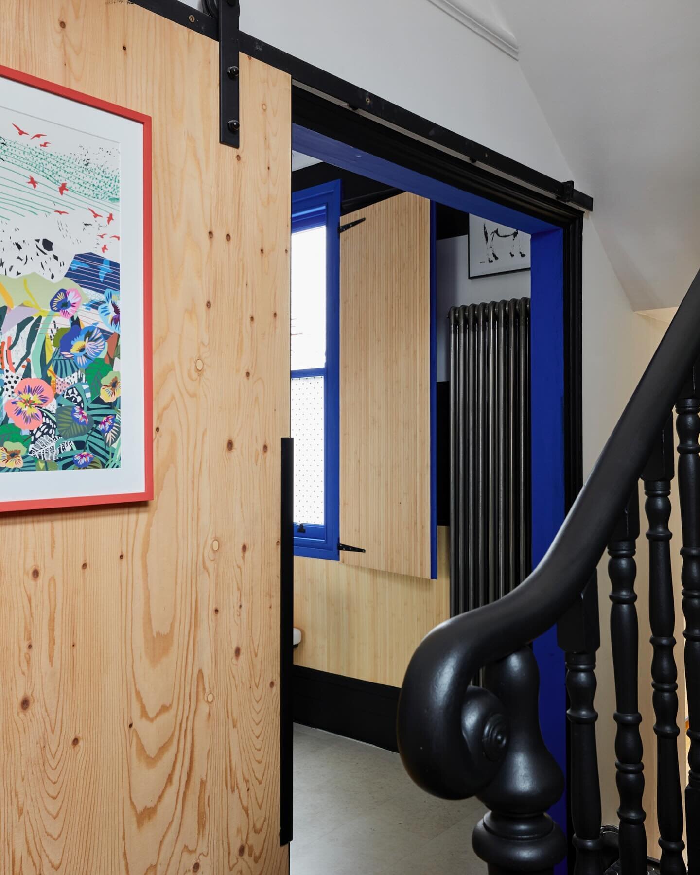 It took 3 colour changes to find the perfect @claybrookstudio Judy&rsquo;s Jewel to pair perfectly with @yes.colours Electric Blue in this entrance. 

The @kittymccall artwork on the Spruce Ply sliding barn door captures both of the colours and more,