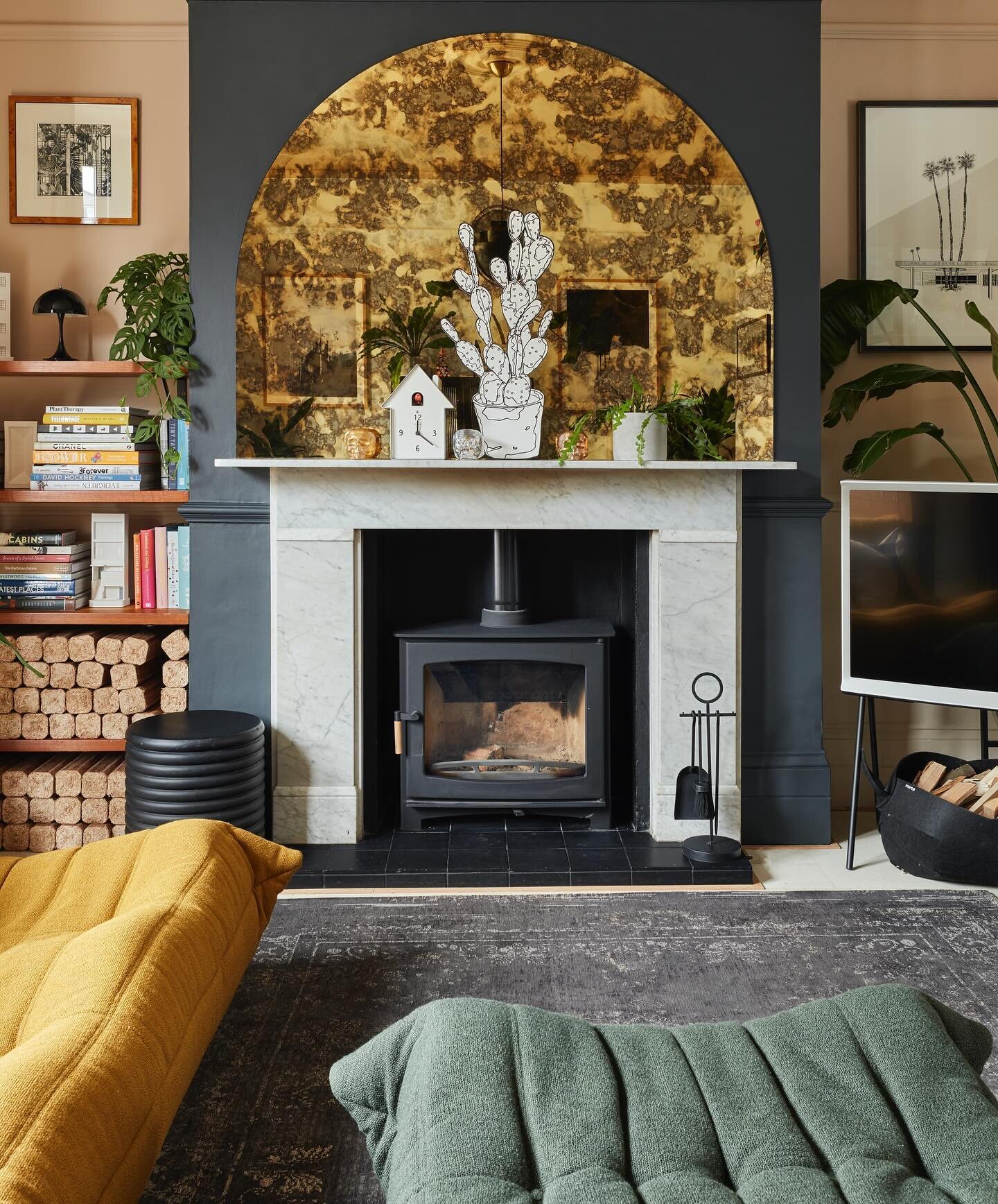 Used predominantly in the evening, this living room grabs you and hugs you and won&rsquo;t let go. 

Filled with curves and soft edges, the space is calm and cocooning whilst still maintaining the drama level of the rest of the house. 

Colours are s