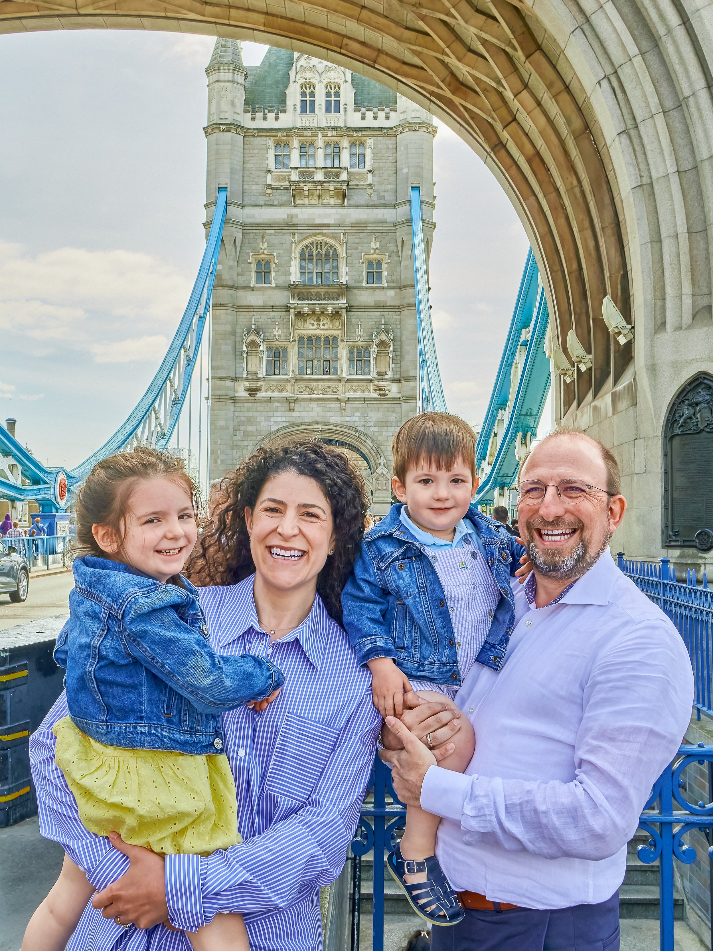 010 Christine & Xavier Family Photography tower bridge.jpg