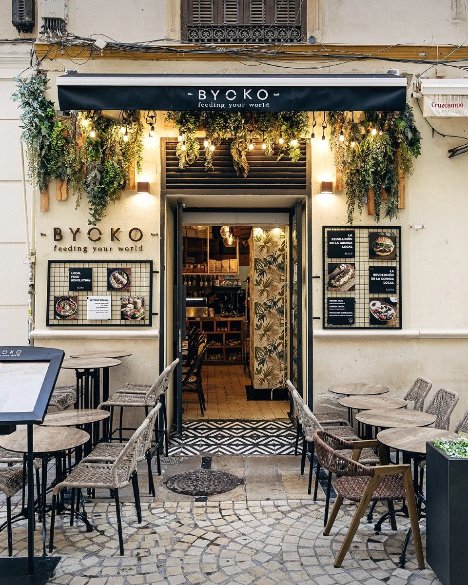 🌿 Hay lugares que, aunque sean peque&ntilde;os, est&aacute;n llenos de alma.

As&iacute; es Byoko Strachan, nuestro primer hogar.
El rinc&oacute;n donde todo empez&oacute;. Donde cada mesa ha sido testigo de desayunos largos, charlas bonitas, caf&ea