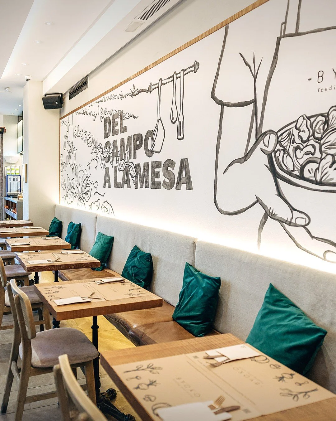 🌿 En pleno centro de M&aacute;laga, en la emblem&aacute;tica Plaza de la Merced,
hay un rinc&oacute;n donde el brunch sabe mejor.
Donde cada plato se sirve con intenci&oacute;n y cada momento se vive bonito.

As&iacute; es Byoko Merced:
con una terr